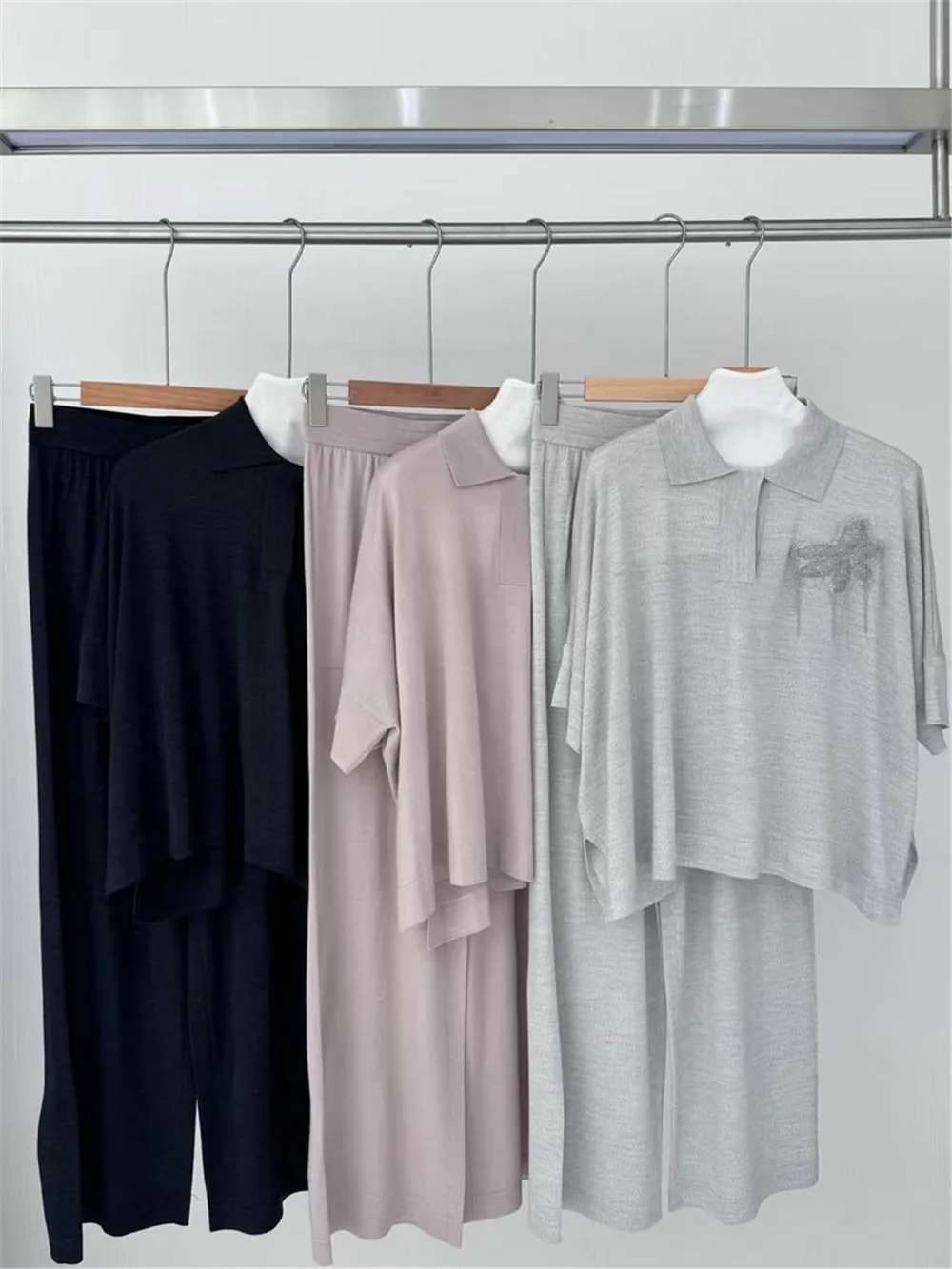 2025 Summer Women's Boutique New Silk Fine Wool Polo Collar Tassel Flower Embroidery Top+Loose Wide Leg Pants Two-Piece Set
2025 Summer Women's Boutique New Silk Fine Wool Polo Collar Tassel Flower Embroidery Top+Loose Wide Leg Pants Two-Piece Set