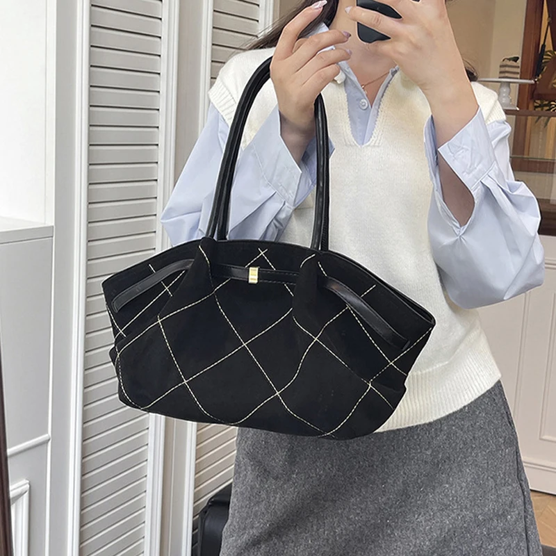 French Light Luxury Shoulder Bag Fashion Diamond Pattern Handbag New Large Capacity Suede Underarm Bag Contrast Color Design Bag
French Light Luxury Shoulder Bag Fashion Diamond Pattern Handbag New Large Capacity Suede Underarm Bag Contrast Color Design Bag