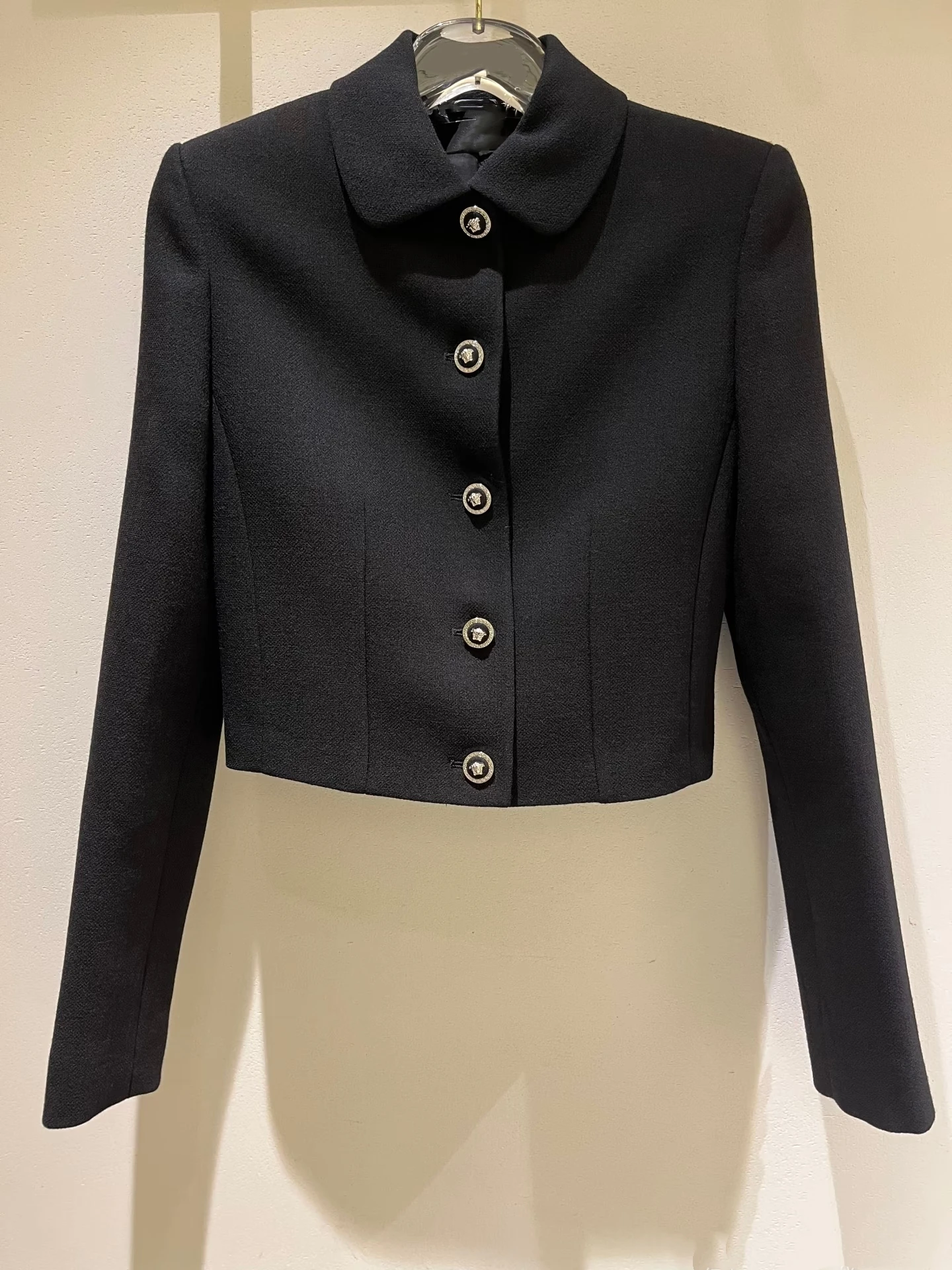Elegant Short Black Jacket Women's Slim Fit Style Commute Fashion Pure Color Collar Button Closure Long Sleeve Coat
Elegant Short Black Jacket Women's Slim Fit Style Commute Fashion Pure Color Collar Button Closure Long Sleeve Coat