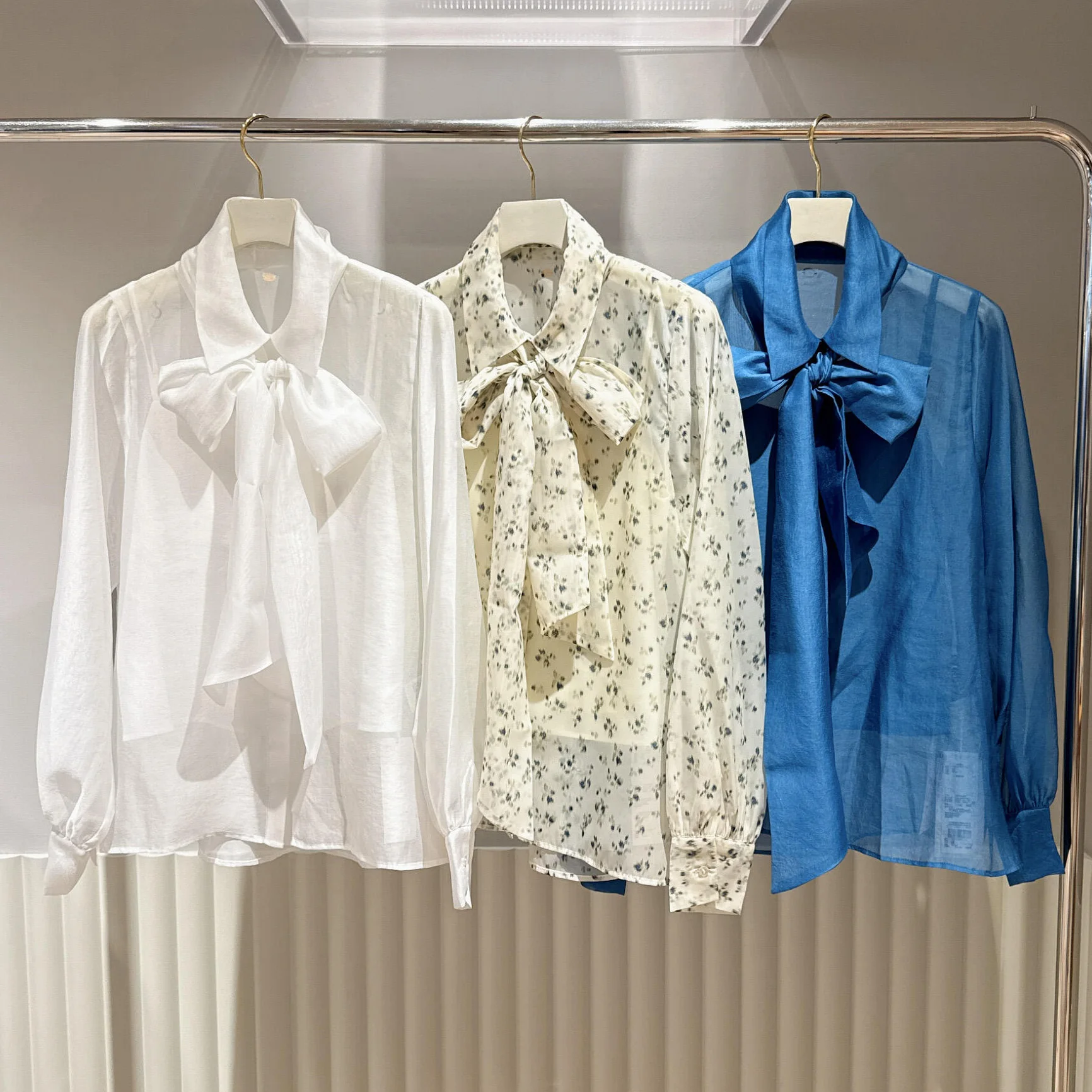 Shangpin Qianqianjia F Elite OL Micro Glossy Glass Silk Detachable Large Knot Sash Turn-down Collar Shirt
Shangpin Qianqianjia F Elite OL Micro Glossy Glass Silk Detachable Large Knot Sash Turn-down Collar Shirt
