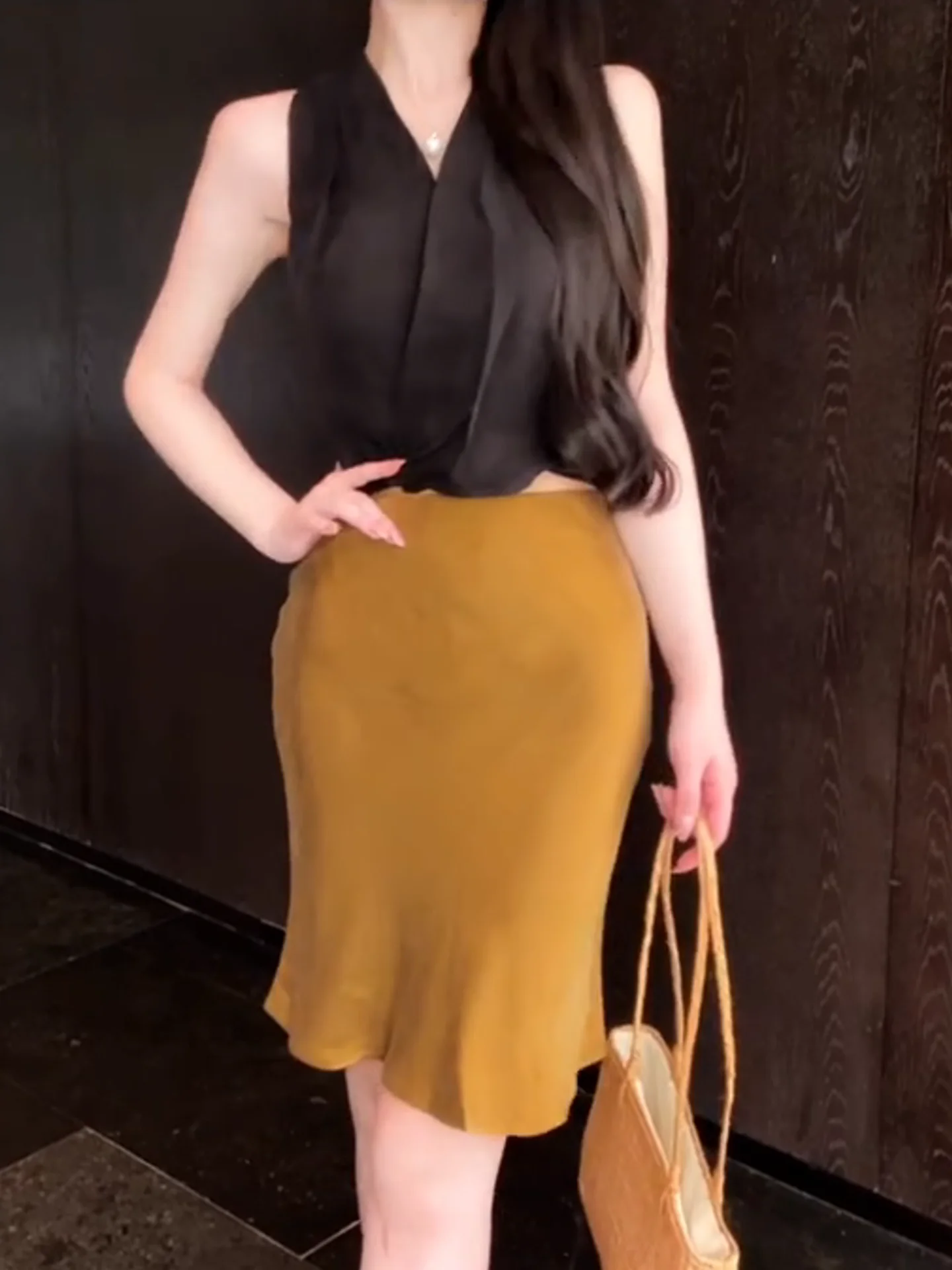 Korean Style V-Neck Sleeveless High Waist Satin Flowing Fish Tail Midi Skirt Set for plus Size Women Summer Fashion Ensemble
Korean Style V-Neck Sleeveless High Waist Satin Flowing Fish Tail Midi Skirt Set for plus Size Women Summer Fashion Ensemble
