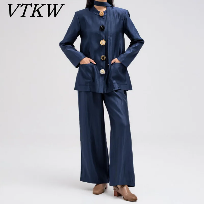 VTKW 2026 New Women Two Piece Suit Stand Collar Choker Floral Buttons Pocketed Long Sleeve Wide Leg Trousers Elegant Outfit
VTKW 2026 New Women Two Piece Suit Stand Collar Choker Floral Buttons Pocketed Long Sleeve Wide Leg Trousers Elegant Outfit