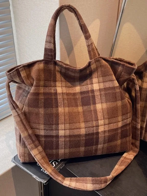 Winter Plaid Woolen Tote Bag Women Large Capacity Commuter Handbag Versatile Casual Single Shoulder Slant Crossbody Bag
Winter Plaid Woolen Tote Bag Women Large Capacity Commuter Handbag Versatile Casual Single Shoulder Slant Crossbody Bag