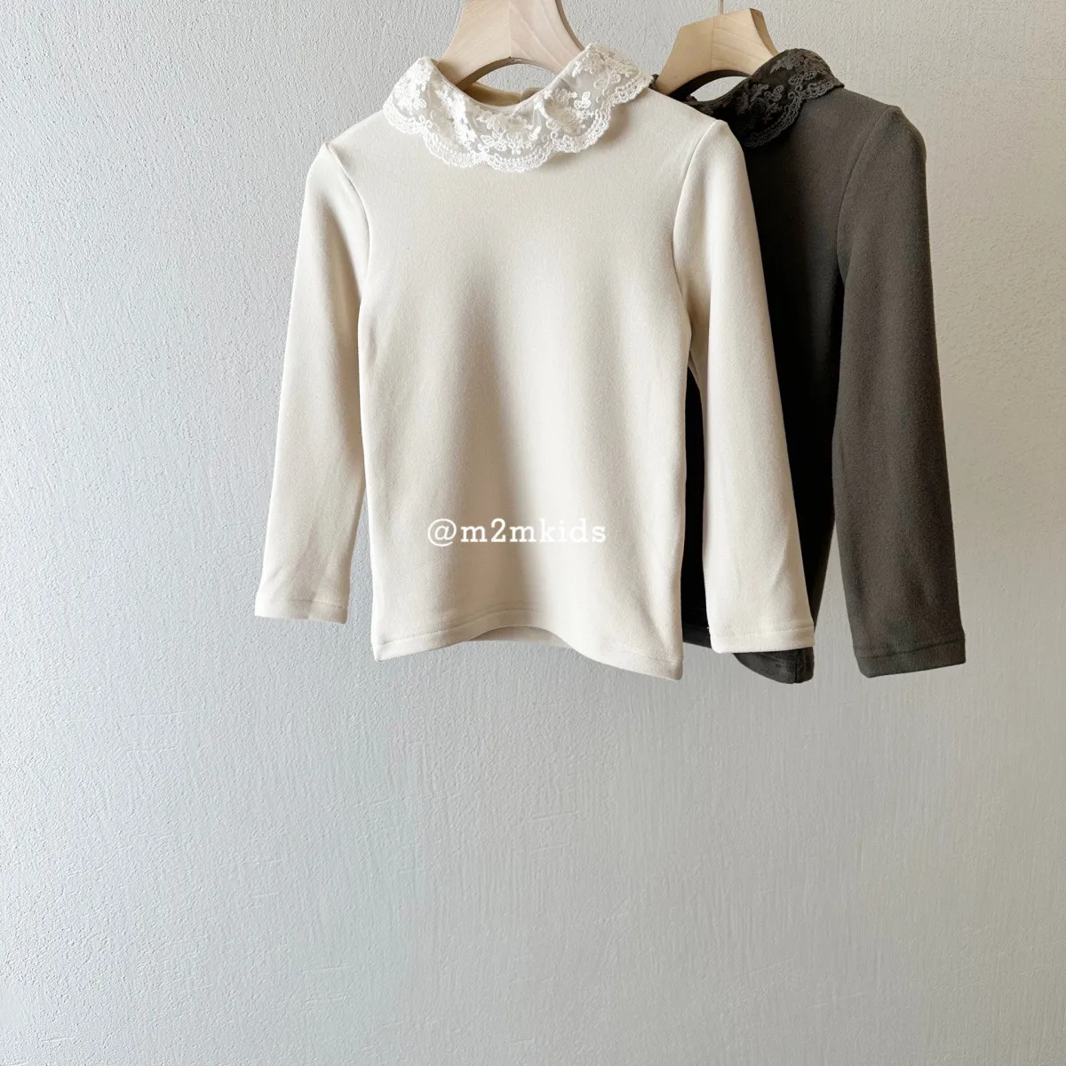 Autumn and Winter Girls' T-shirt Fashion Children's Long Sleeve Half High Collar Lace Bottom Shirt
Autumn and Winter Girls' T-shirt Fashion Children's Long Sleeve Half High Collar Lace Bottom Shirt