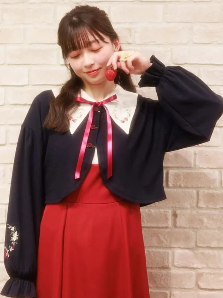 Женский вязаный топ Axes Femme в японском стиле с вышивкой клубничным узором, шелковой лентой, узлом и пуговицей в виде розы CI6X06
Женский вязаный топ Axes Femme в японском стиле с вышивкой клубничным узором, шелковой лентой, узлом и пуговицей в виде розы CI6X06