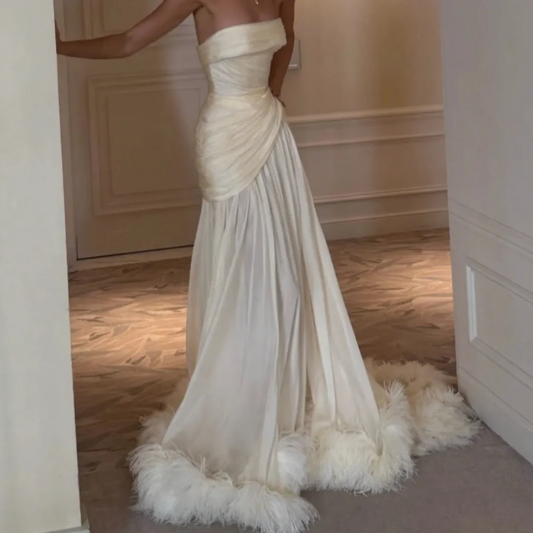 Elegant A Line Woman's Feathers Sexy Strapless Backless Party Bride Gowns Formal Simple Wedding Dresses Customized
Elegant A Line Woman's Feathers Sexy Strapless Backless Party Bride Gowns Formal Simple Wedding Dresses Customized