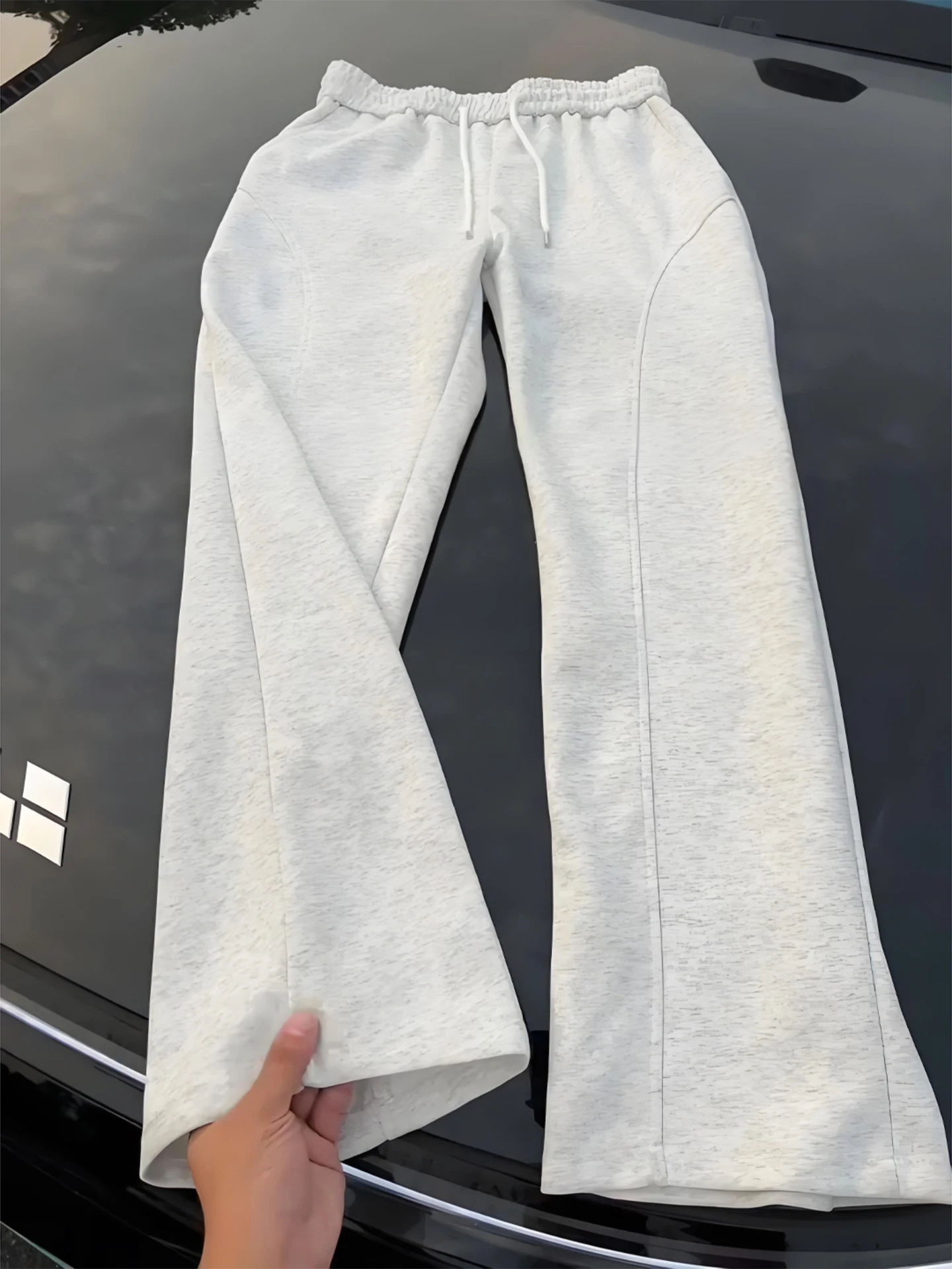 Мужские спортивные брюки Cleanfit American Style: осенние драпированные брюки-кюлоты с широкими штанинами и микро-клешем, белые с цветочным принтом
Мужские спортивные брюки Cleanfit American Style: осенние драпированные брюки-кюлоты с широкими штанинами и микро-клешем, белые с цветочным принтом