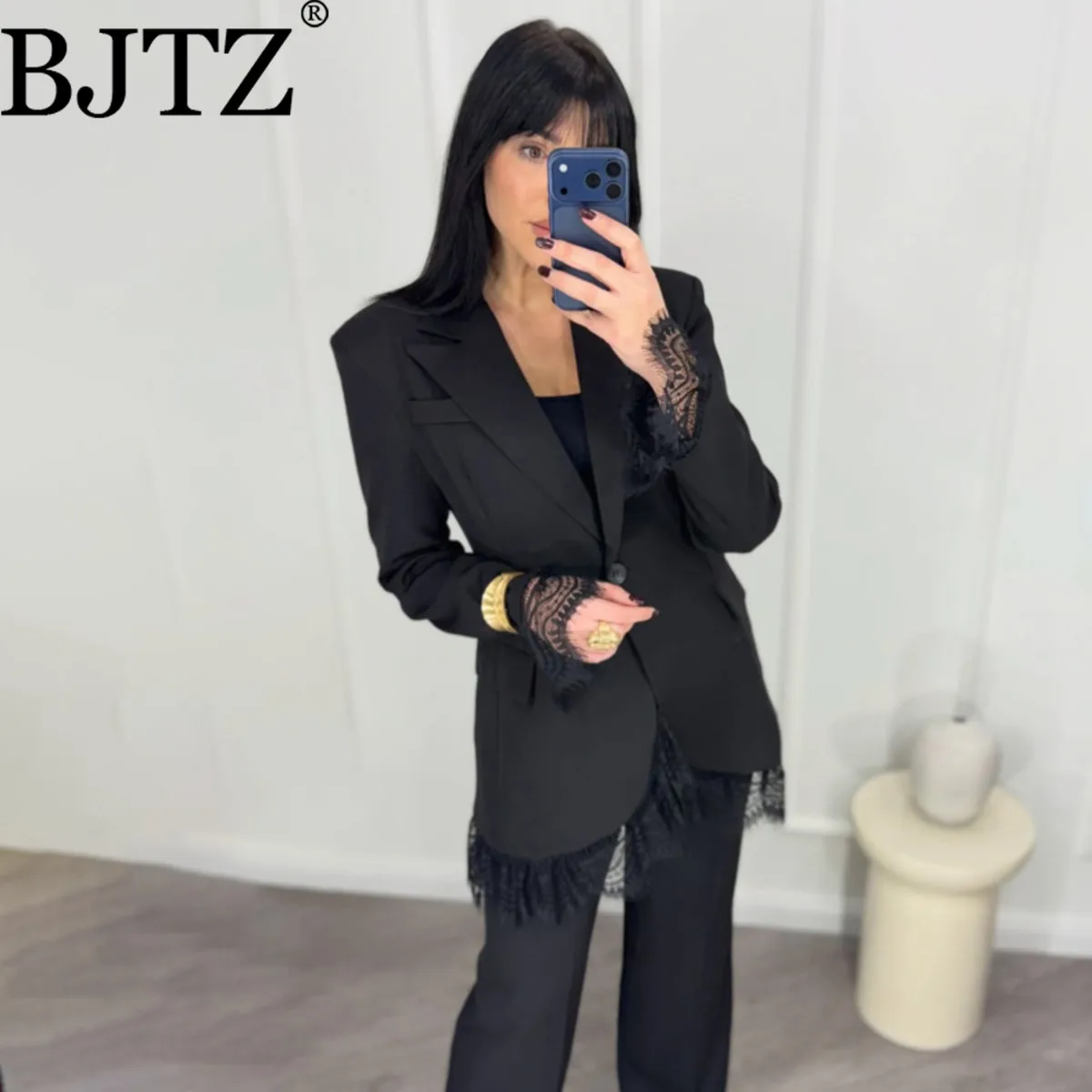 BJTZ 2026 Новинка: Женский черный элегантный блейзер с кружевной отделкой на манжетах и подоле, с отложным воротником, длинными рукавами, приталенный, для офиса
BJTZ 2026 Новинка: Женский черный элегантный блейзер с кружевной отделкой на манжетах и подоле, с отложным воротником, длинными рукавами, приталенный, для офиса