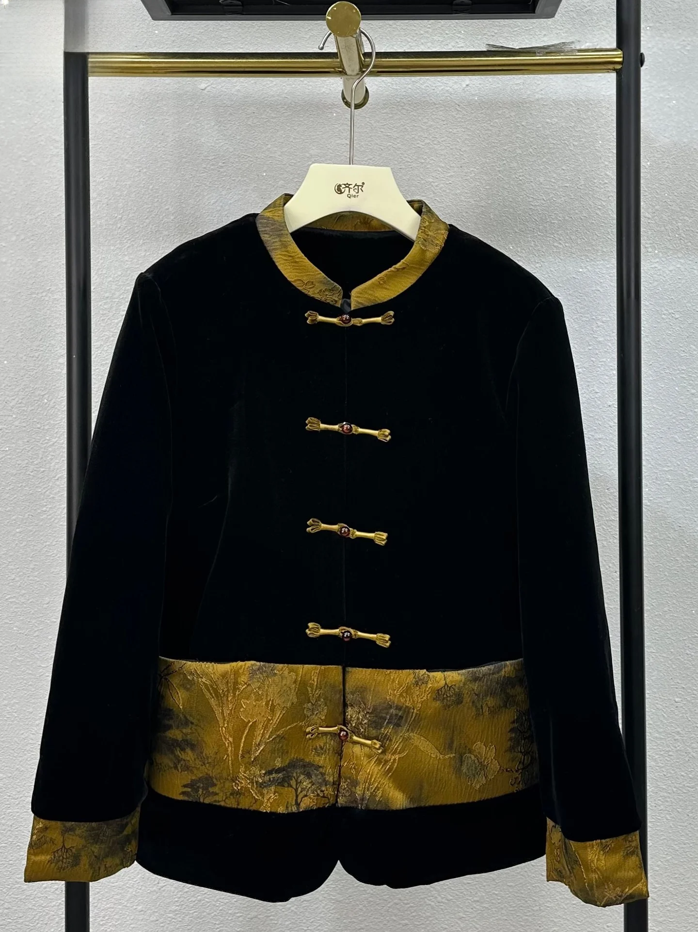 Новое китайское утепленное пальто из хлопкового бархата для женщин с пуговицами, свободного кроя, для повседневной носки
Новое китайское утепленное пальто из хлопкового бархата для женщин с пуговицами, свободного кроя, для повседневной носки