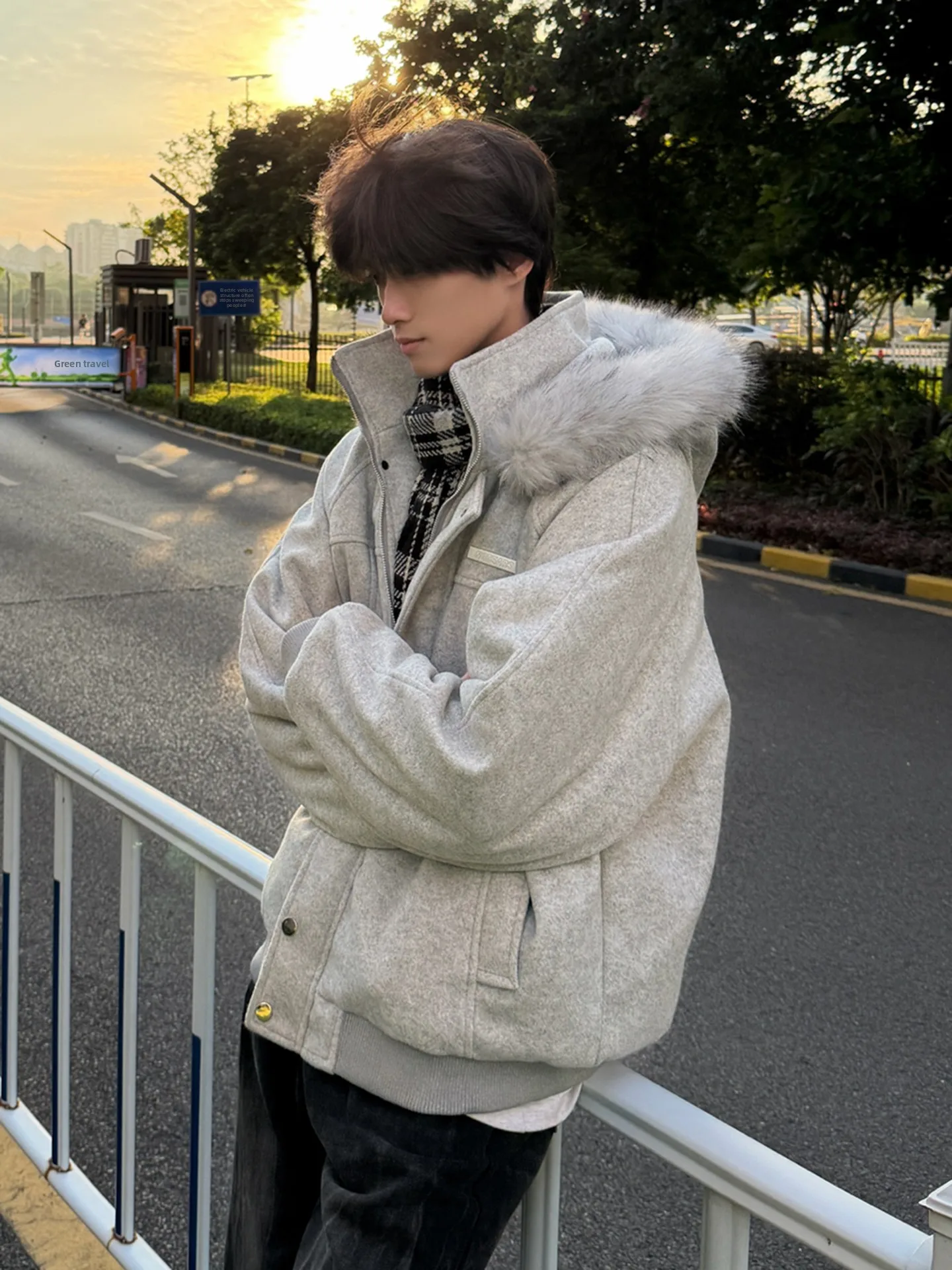 Men's Thiened Winter Cotton Jaet ort Quilted Coat with Fur Collar Mountain Eagle Pattern Warm Fce Lined Zipper Closure
Men's Thiened Winter Cotton Jaet ort Quilted Coat with Fur Collar Mountain Eagle Pattern Warm Fce Lined Zipper Closure