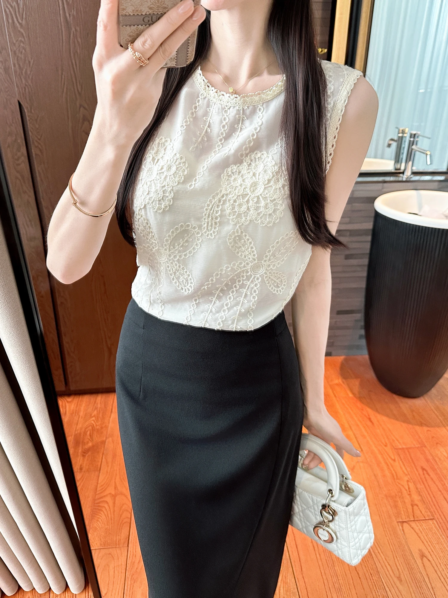 Новая женская блузка-жилет с восточной вышивкой в бежевых тонах, в китайском стиле, модная, приталенная, с круглым вырезом, без рукавов, для офиса
Новая женская блузка-жилет с восточной вышивкой в бежевых тонах, в китайском стиле, модная, приталенная, с круглым вырезом, без рукавов, для офиса