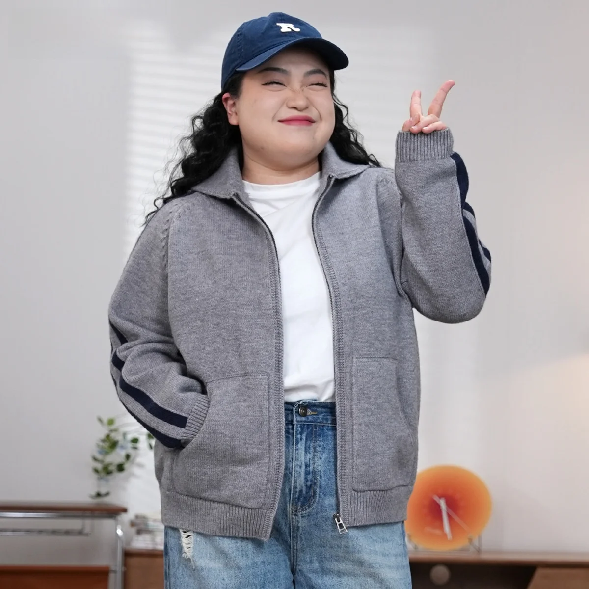 Повседневный универсальный кардиган-свитер простого дизайна больших размеров для женщин, зимний, модный, из смесового полиэстера Bojie
Повседневный универсальный кардиган-свитер простого дизайна больших размеров для женщин, зимний, модный, из смесового полиэстера Bojie