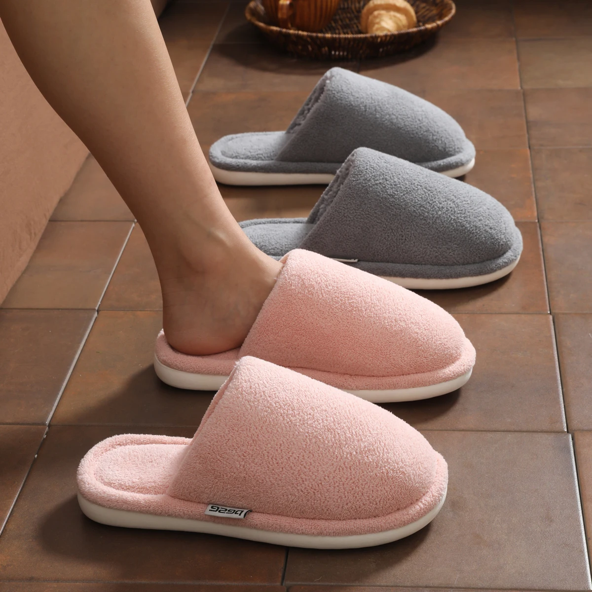 Мужские элитные напольные тапочки, женские зимние домашние теплые домашние тапочки для пар на толстой подошве, нескользящие утолщенные водонепроницаемые хлопковые тапочки на флисовой подкладке
Мужские элитные напольные тапочки, женские зимние домашние теплые домашние тапочки для пар на толстой подошве, нескользящие утолщенные водонепроницаемые хлопковые тапочки на флисовой подкладке