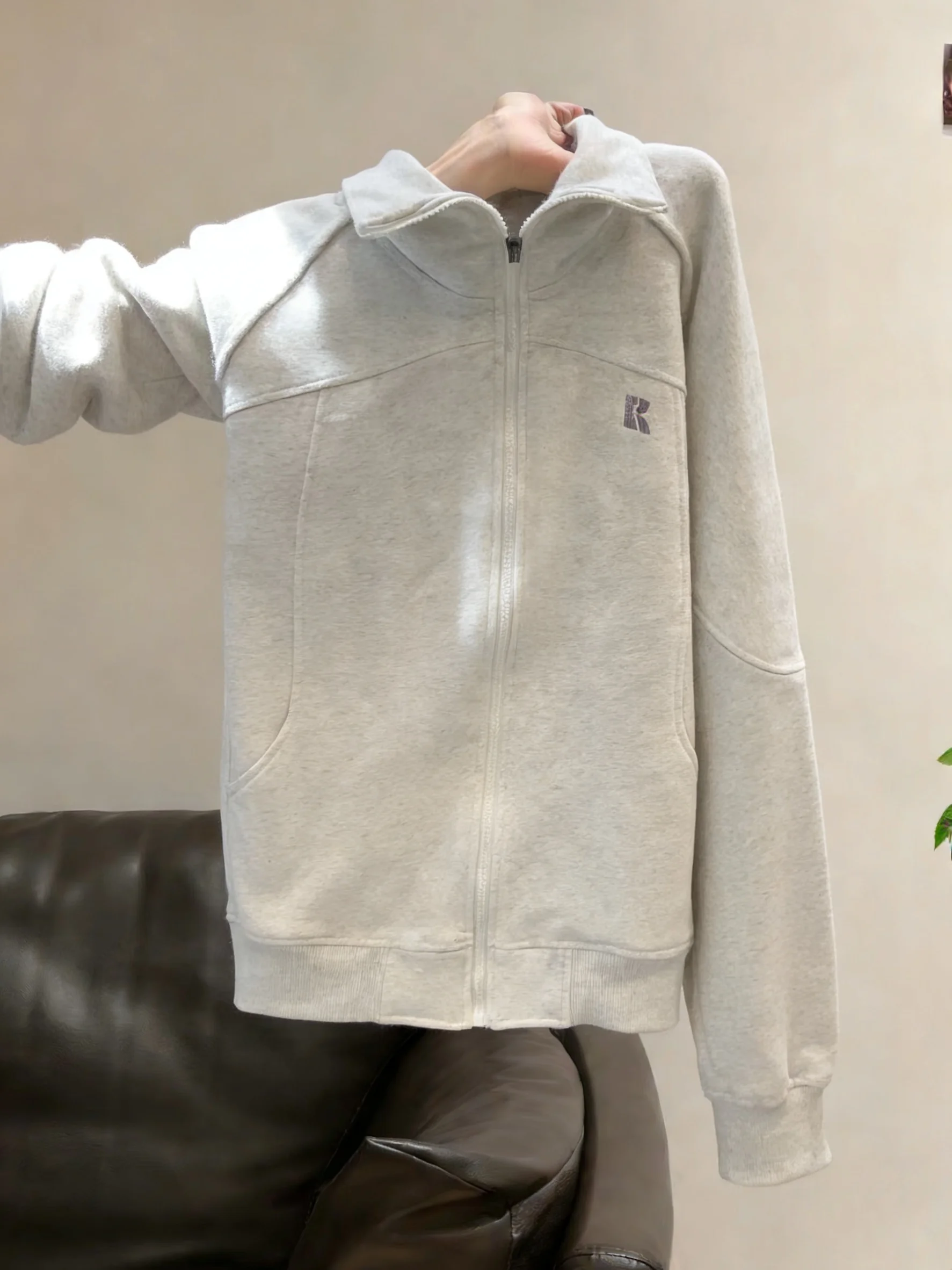 Ретро-корейская спортивная толстовка на молнии для женщин, весенне-осенний модный дизайн, свободный крой, универсальный, стройнящий топ
Ретро-корейская спортивная толстовка на молнии для женщин, весенне-осенний модный дизайн, свободный крой, универсальный, стройнящий топ