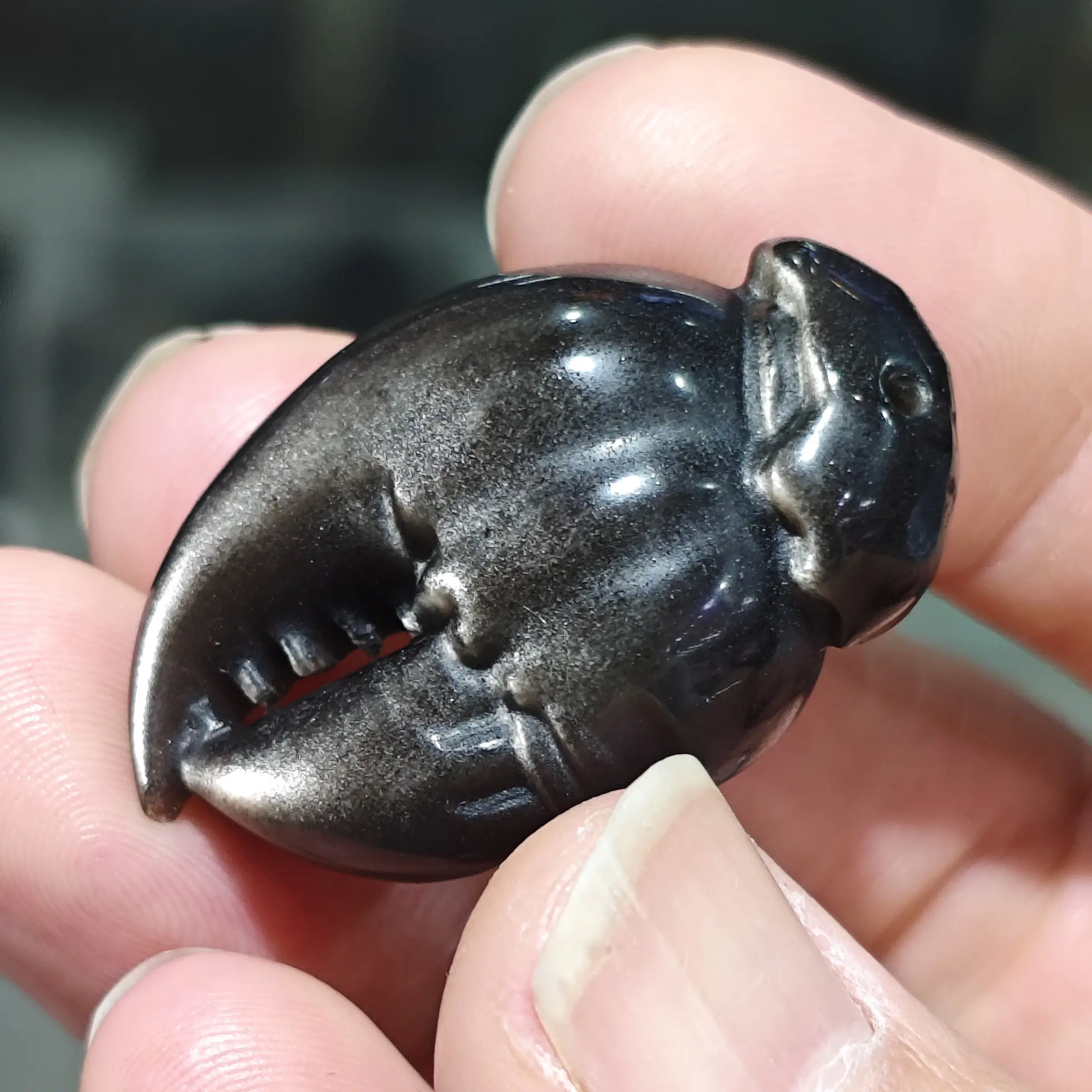 Natural Silver Obsidian Crab Claw Pendant, Hand-Carved Animal Jewelry with Metallic Sheen, Includes Gift Box and Cord
Natural Silver Obsidian Crab Claw Pendant, Hand-Carved Animal Jewelry with Metallic Sheen, Includes Gift Box and Cord
