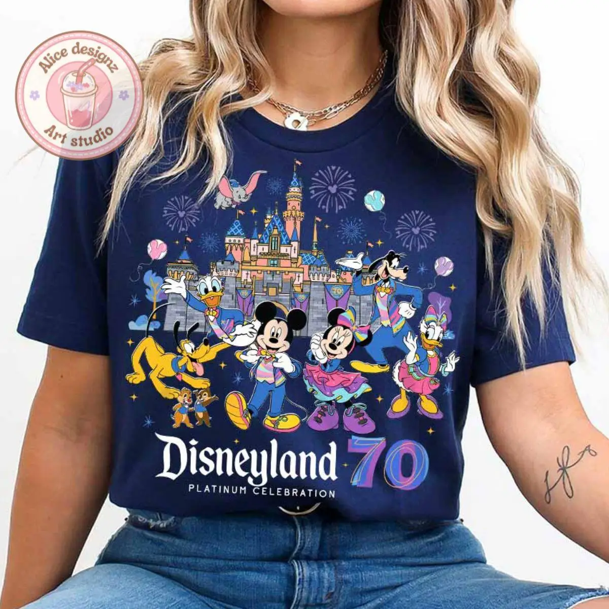 Женская футболка с короткими рукавами и принтом Disney Disneyland к 70-летию, модная и повседневная универсальная футболка для девушек
Женская футболка с короткими рукавами и принтом Disney Disneyland к 70-летию, модная и повседневная универсальная футболка для девушек