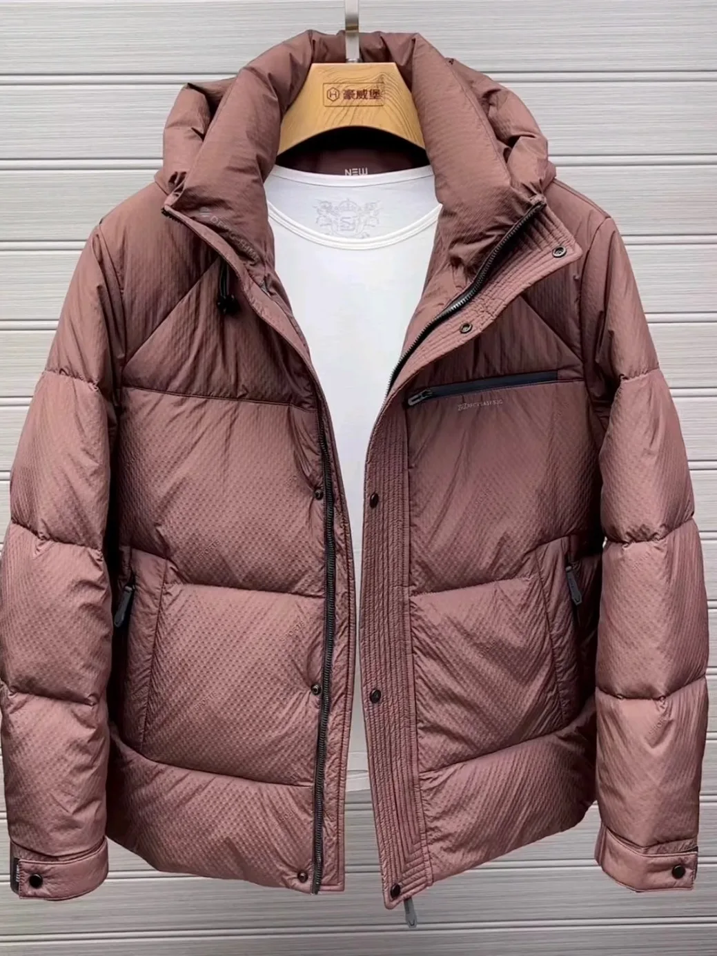 Мужская новая зимняя куртка с капюшоном, высококачественная, универсальная, стильная, молодежная, для повседневной носки, антибактериальная
Мужская новая зимняя куртка с капюшоном, высококачественная, универсальная, стильная, молодежная, для повседневной носки, антибактериальная