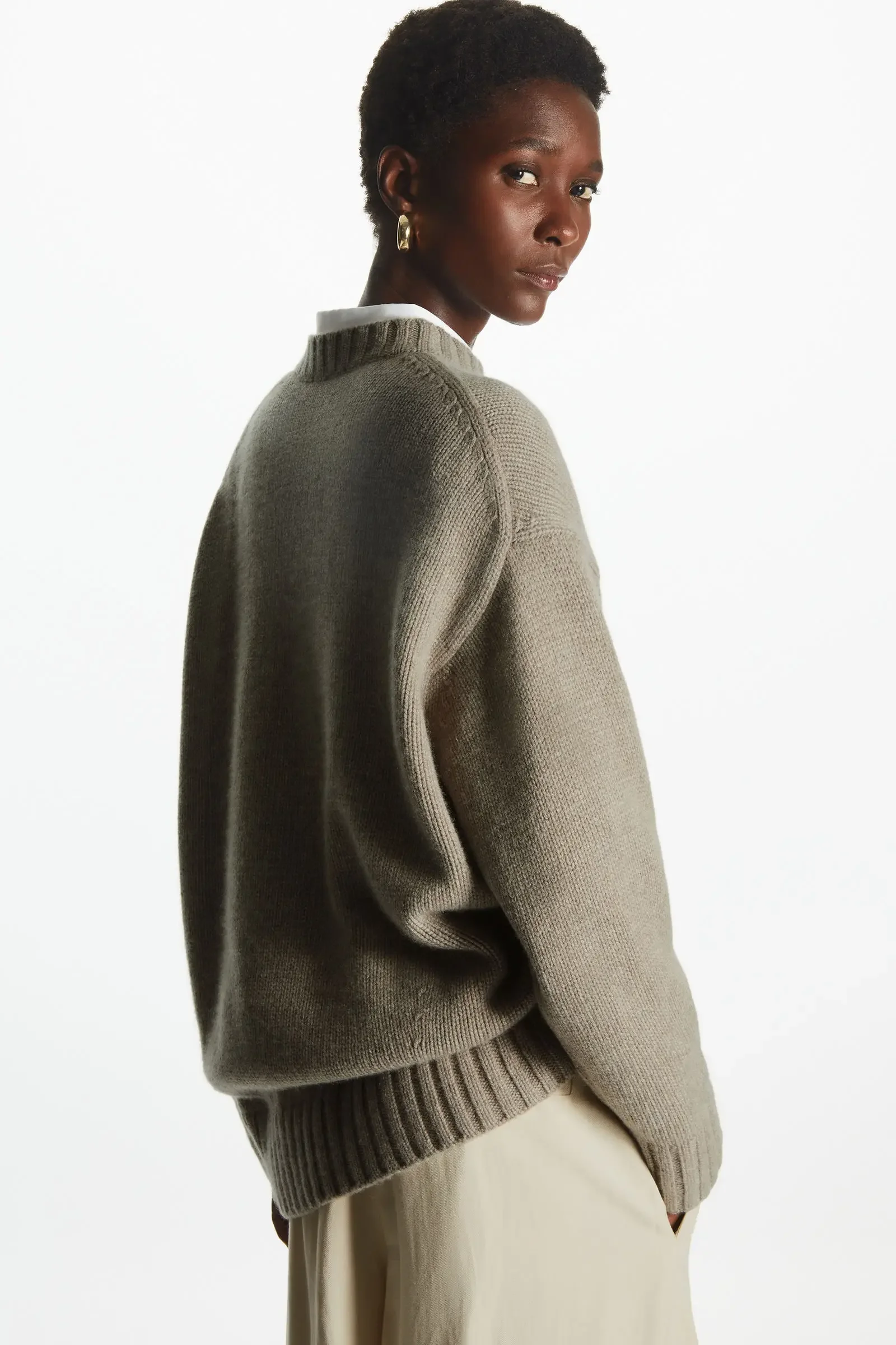 Ethereal costume 2025 cos winter new style of Ladies' casual loose-fitting round-neck off-the-shoulder wool blend sweater
Ethereal costume 2025 cos winter new style of Ladies' casual loose-fitting round-neck off-the-shoulder wool blend sweater