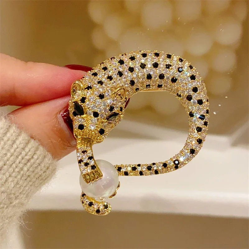 5A Cubic Zirconia Leopard Brooches with Black Shell Pearl for Women Men Round Panther Animal Party Casual Brooch Pins
5A Cubic Zirconia Leopard Brooches with Black Shell Pearl for Women Men Round Panther Animal Party Casual Brooch Pins