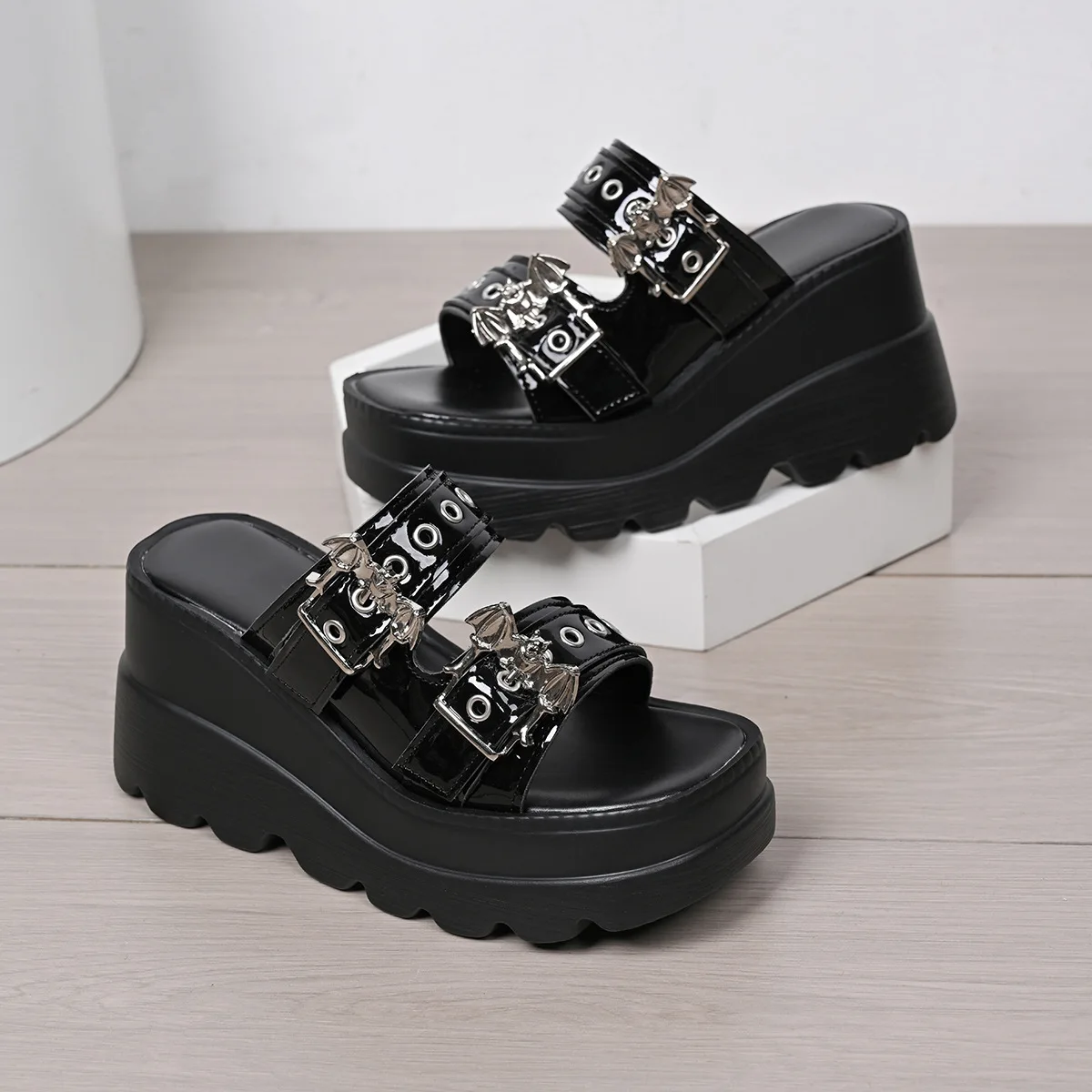 Cross-border Export Bat-shaped Flip-flops, Women's Platform 2026 Summer Wedge Thick-soled Sandals
Cross-border Export Bat-shaped Flip-flops, Women's Platform 2026 Summer Wedge Thick-soled Sandals