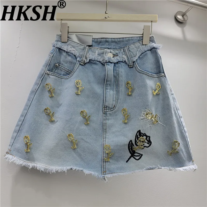 Женская короткая джинсовая юбка HKSH с вышивкой в виде розы, на металлических пуговицах, А-силуэт, утягивающая, в стиле ретро, для уличной моды, летняя, HK22296
Женская короткая джинсовая юбка HKSH с вышивкой в виде розы, на металлических пуговицах, А-силуэт, утягивающая, в стиле ретро, для уличной моды, летняя, HK22296