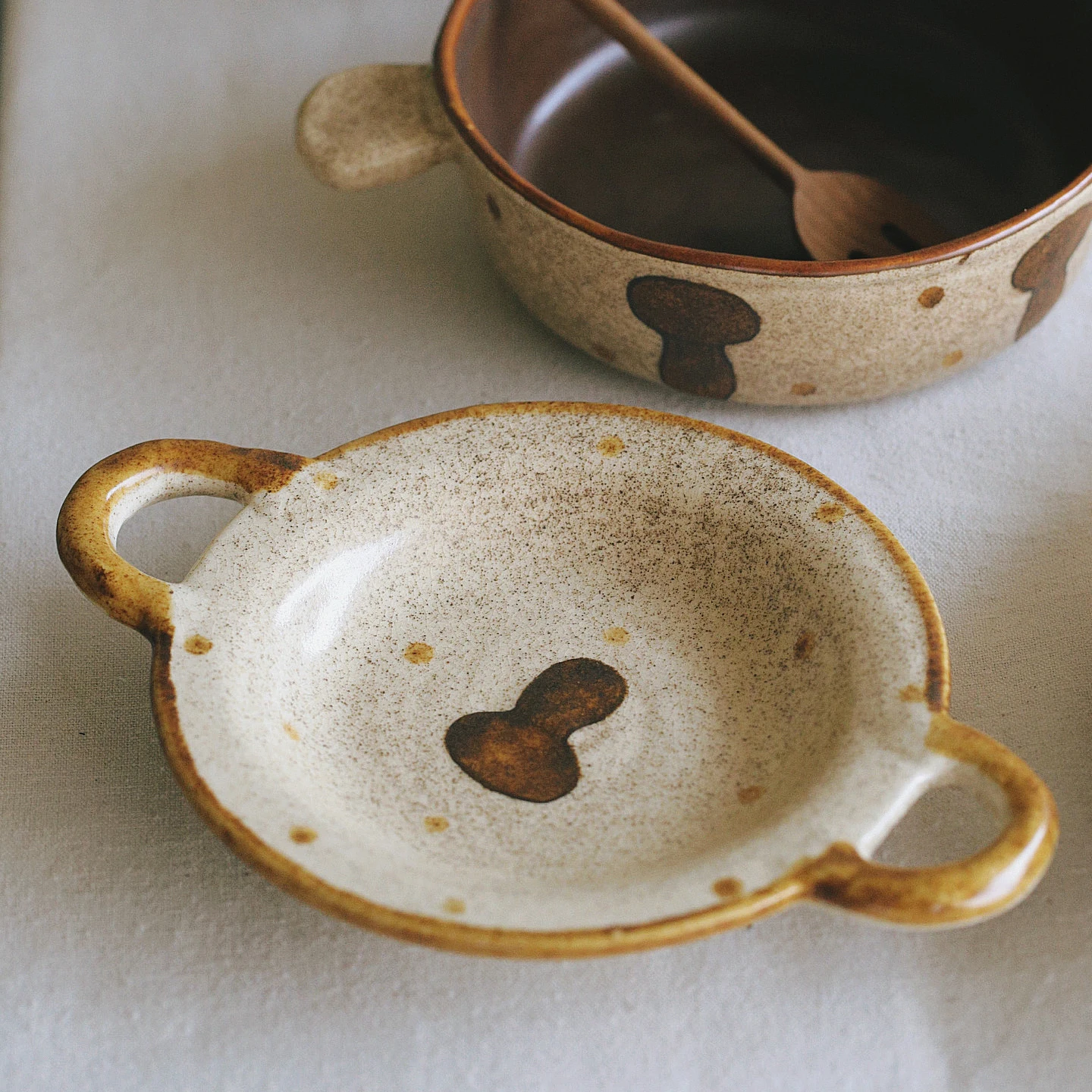 Тарелка Ele Cerc с двумя ручками для послеобеденного чая, десертов, пельменей, креативная милая тарелка из костяного фарфора для закусок и аперитивов
Тарелка Ele Cerc с двумя ручками для послеобеденного чая, десертов, пельменей, креативная милая тарелка из костяного фарфора для закусок и аперитивов