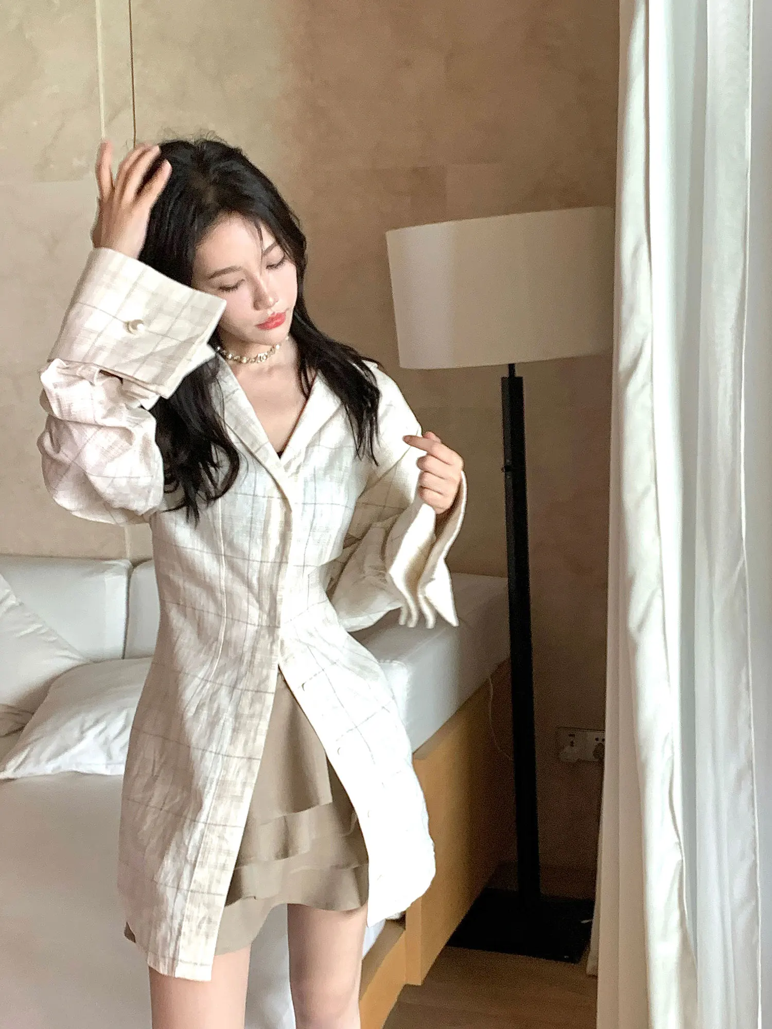 Молодежный костюм Amor из хлопка и льна в клетку с белыми жемчужными пуговицами, для повседневной носки, с длинными рукавами, стандартными манжетами, пальто средней длины
Молодежный костюм Amor из хлопка и льна в клетку с белыми жемчужными пуговицами, для повседневной носки, с длинными рукавами, стандартными манжетами, пальто средней длины