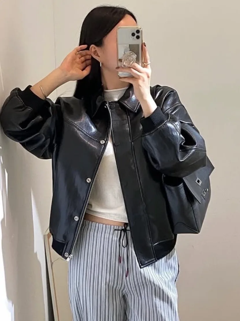 Черная женская куртка из искусственной кожи с отложным воротником, свободного кроя, модная, в стиле ретро, гонконгский шик, премиум-класс, для повседневной носки
Черная женская куртка из искусственной кожи с отложным воротником, свободного кроя, модная, в стиле ретро, гонконгский шик, премиум-класс, для повседневной носки