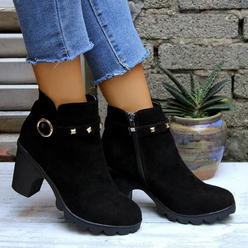 Women High Heeled Ankle Boots Retro Suede Leather Casual Boot Designer Riveted High-heeled Boots Side Zipper Women's Short Botas
Women High Heeled Ankle Boots Retro Suede Leather Casual Boot Designer Riveted High-heeled Boots Side Zipper Women's Short Botas