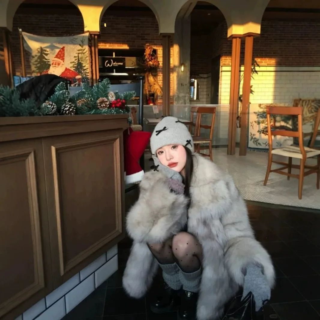 Women's Medium and Long Loose Thickened Fur Integrated Plush Top Winter New Fox Fur Environmentally Friendly Fur Jacket
Women's Medium and Long Loose Thickened Fur Integrated Plush Top Winter New Fox Fur Environmentally Friendly Fur Jacket