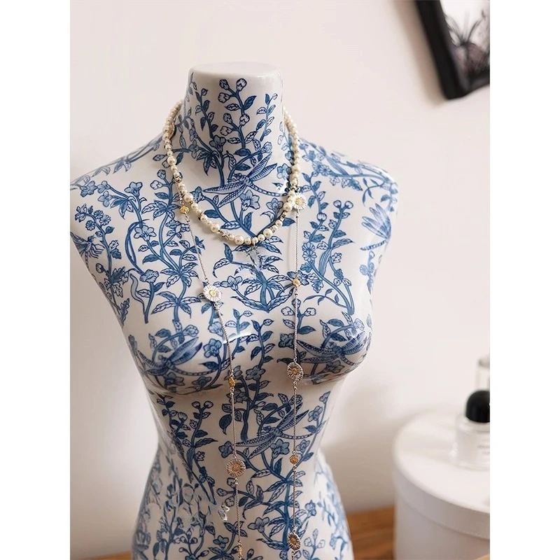Blue and white porcelain artistic portrait sculpture ceramic desktop creative floor ornament
Blue and white porcelain artistic portrait sculpture ceramic desktop creative floor ornament