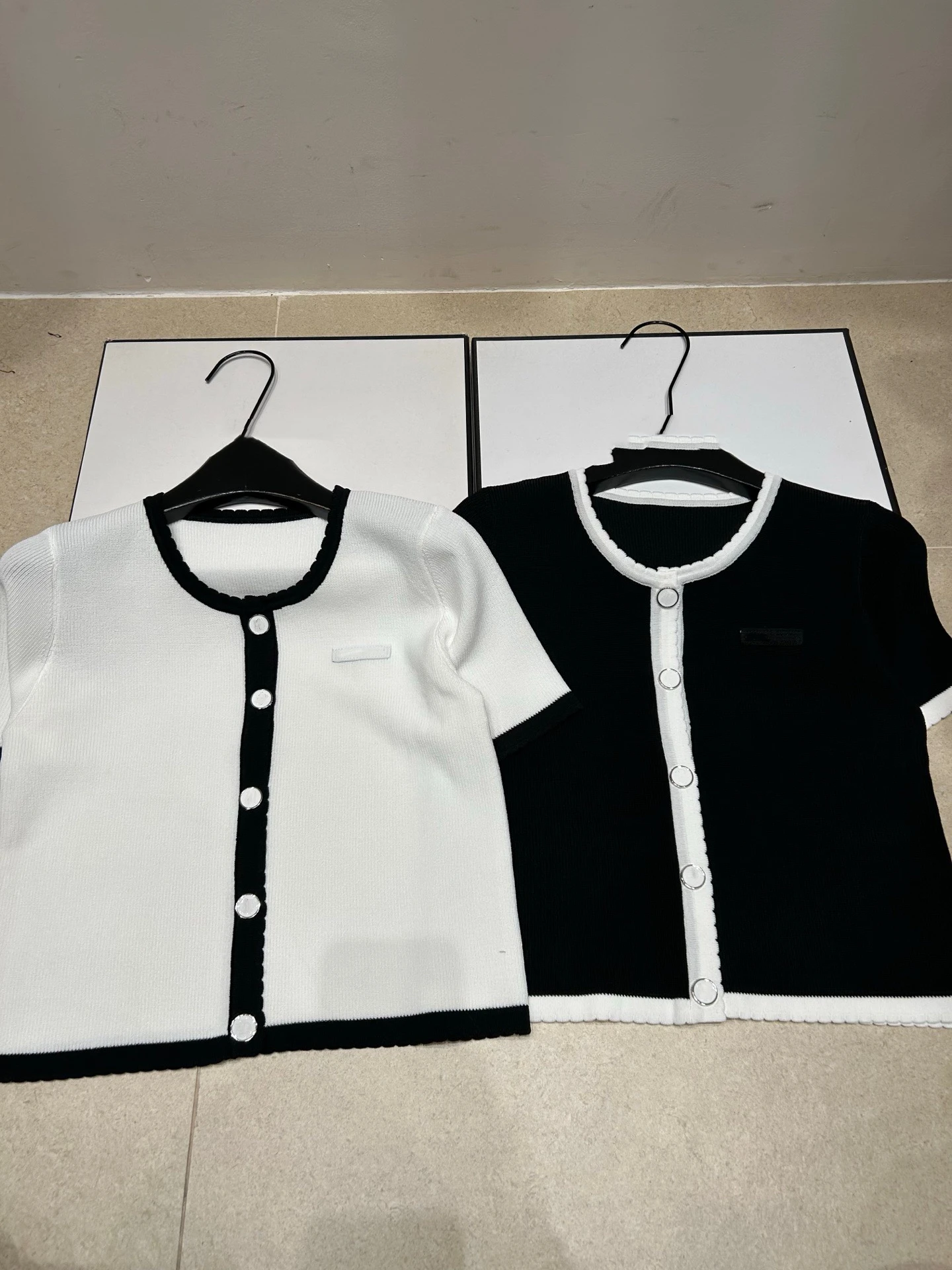 VIBE Trendy Brand Spring Summer New Simple Color Block Knitted Short Sleeve round Neck Button Versatile Women's Open Cardigan
VIBE Trendy Brand Spring Summer New Simple Color Block Knitted Short Sleeve round Neck Button Versatile Women's Open Cardigan