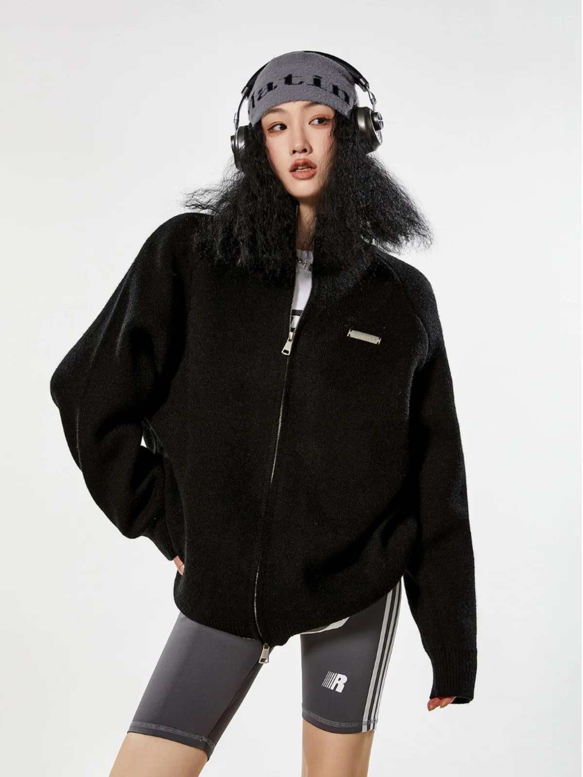 Knitted sweater jacket women's American retro spring autumn loose cardigan with zipper simple solid color fashion top lazy style
Knitted sweater jacket women's American retro spring autumn loose cardigan with zipper simple solid color fashion top lazy style