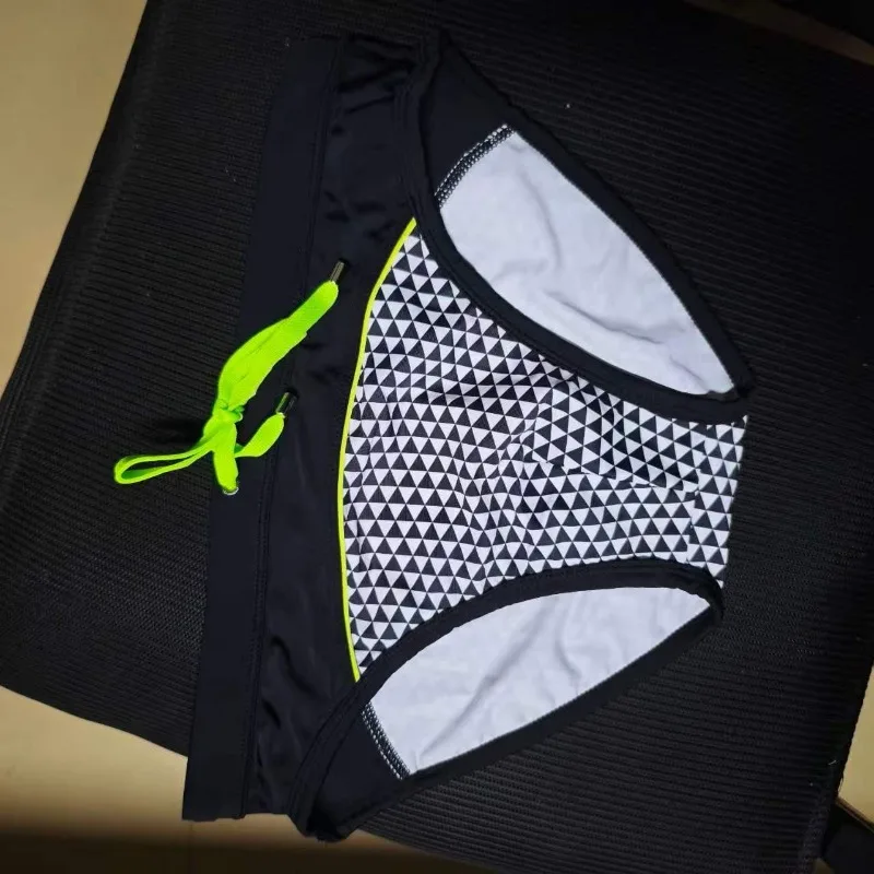 2026Men's black and white plaid fashion classic European and American seaside swimsuit shorts drawstring E9J05
2026Men's black and white plaid fashion classic European and American seaside swimsuit shorts drawstring E9J05
