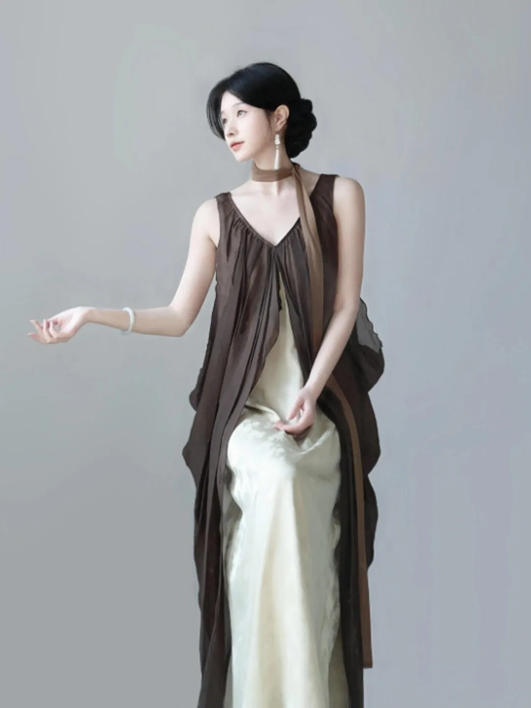 Retro V-neck Asymmetrical Dress Summer New Style Midi Dress Sleeveless Women's Fashion Retro Design Sensation Beautiful Dress
Retro V-neck Asymmetrical Dress Summer New Style Midi Dress Sleeveless Women's Fashion Retro Design Sensation Beautiful Dress