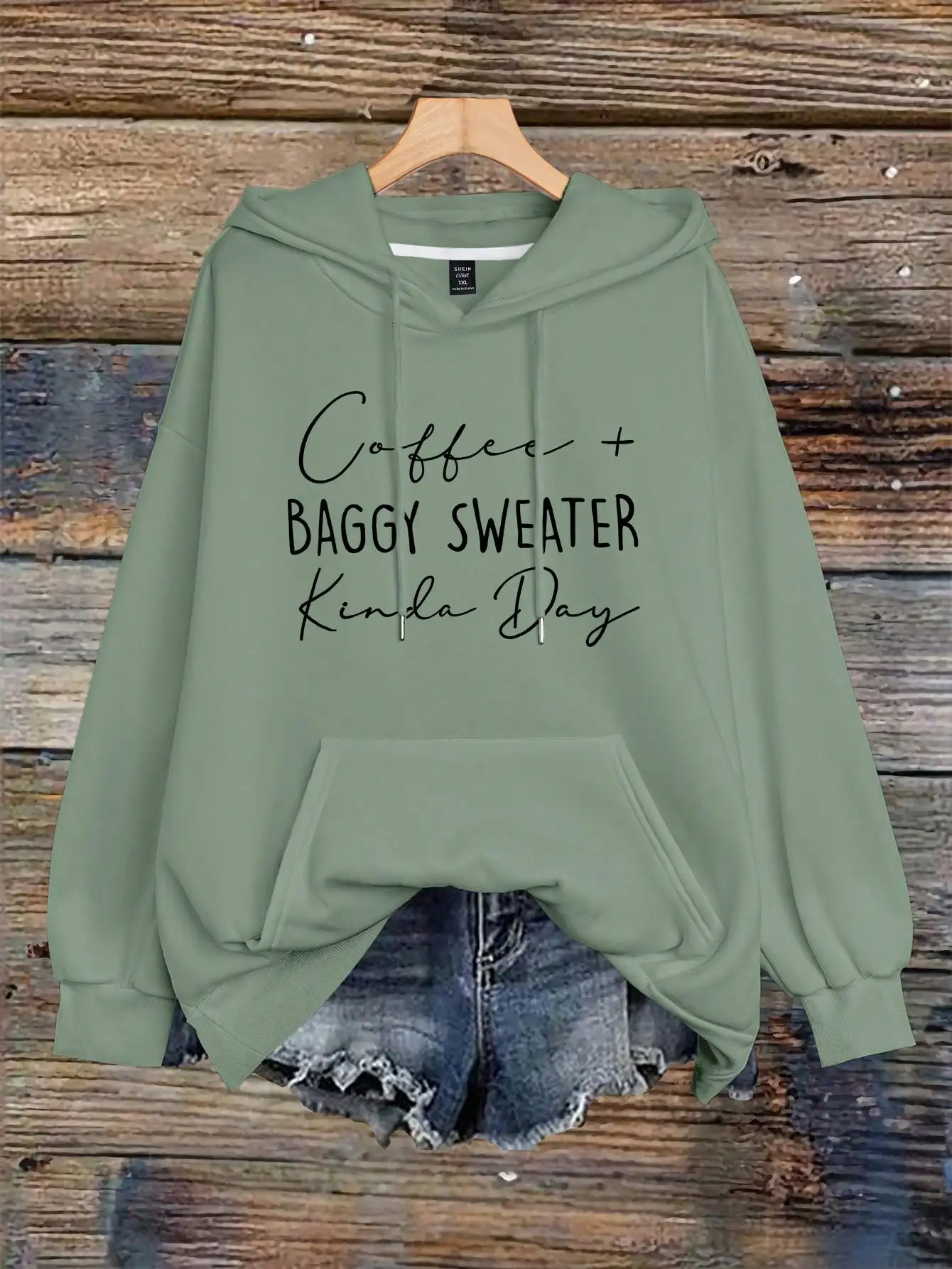 Оливково-зеленое худи свободного кроя с принтом-цитатой о кофе для повседневной носки
Оливково-зеленое худи свободного кроя с принтом-цитатой о кофе для повседневной носки