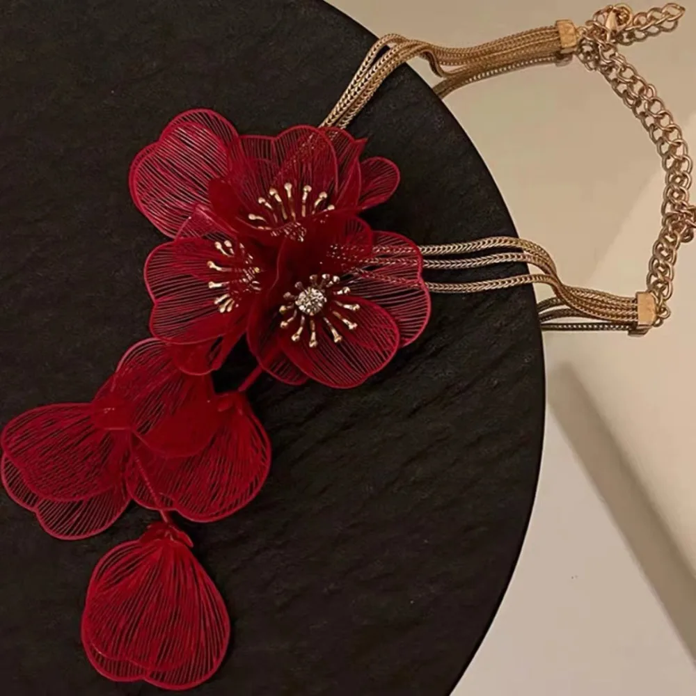 Alloy Exaggerated Flower Necklace Luxury Rhinestone Cutout Flower Neck Pendant Shiny Jewelry Floral Tassel Necklace Daily
Alloy Exaggerated Flower Necklace Luxury Rhinestone Cutout Flower Neck Pendant Shiny Jewelry Floral Tassel Necklace Daily