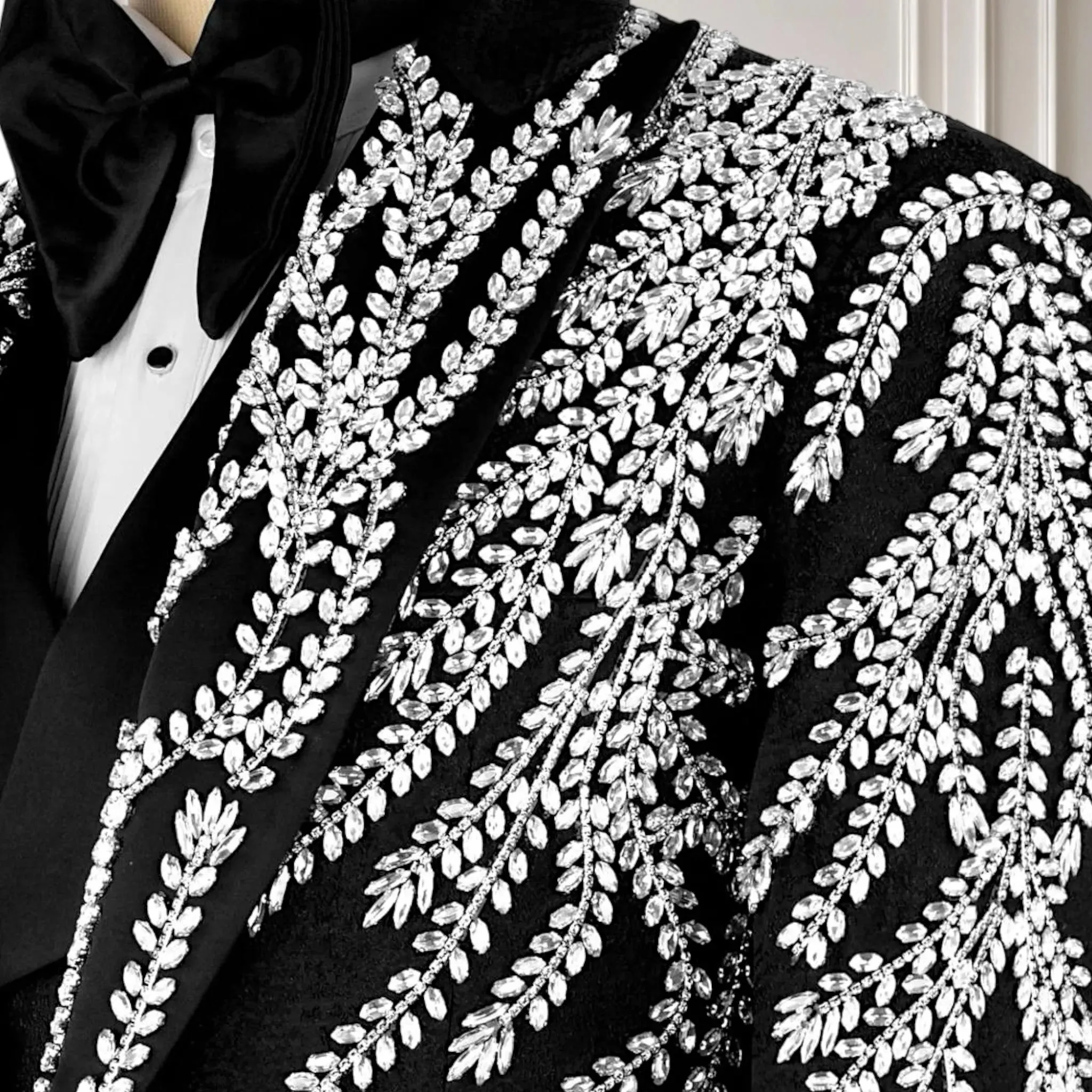 Luxurious Crystals Men Wedding Tuxedos Single Breasted Peaked Lapel Pant Sets Loose Fit Business Party 2 Pieces Customized
Luxurious Crystals Men Wedding Tuxedos Single Breasted Peaked Lapel Pant Sets Loose Fit Business Party 2 Pieces Customized