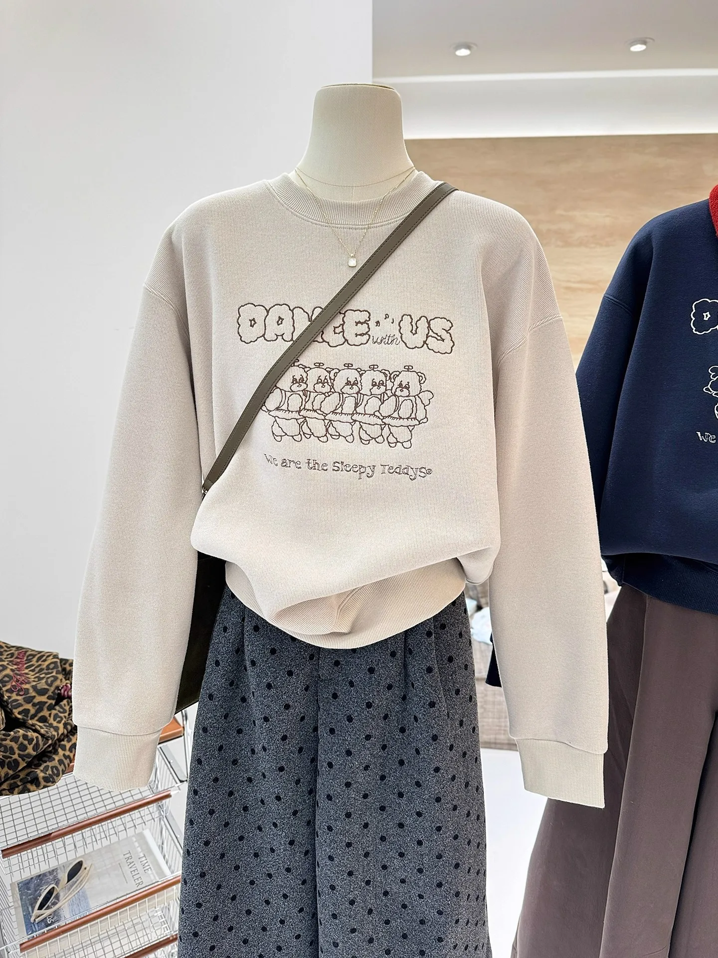 Retro American Style Fleece Lined Oversized Thickened Warm round Neck Hoodie Women's Cartoon Bear Print Slimming Sweatshirt
Retro American Style Fleece Lined Oversized Thickened Warm round Neck Hoodie Women's Cartoon Bear Print Slimming Sweatshirt