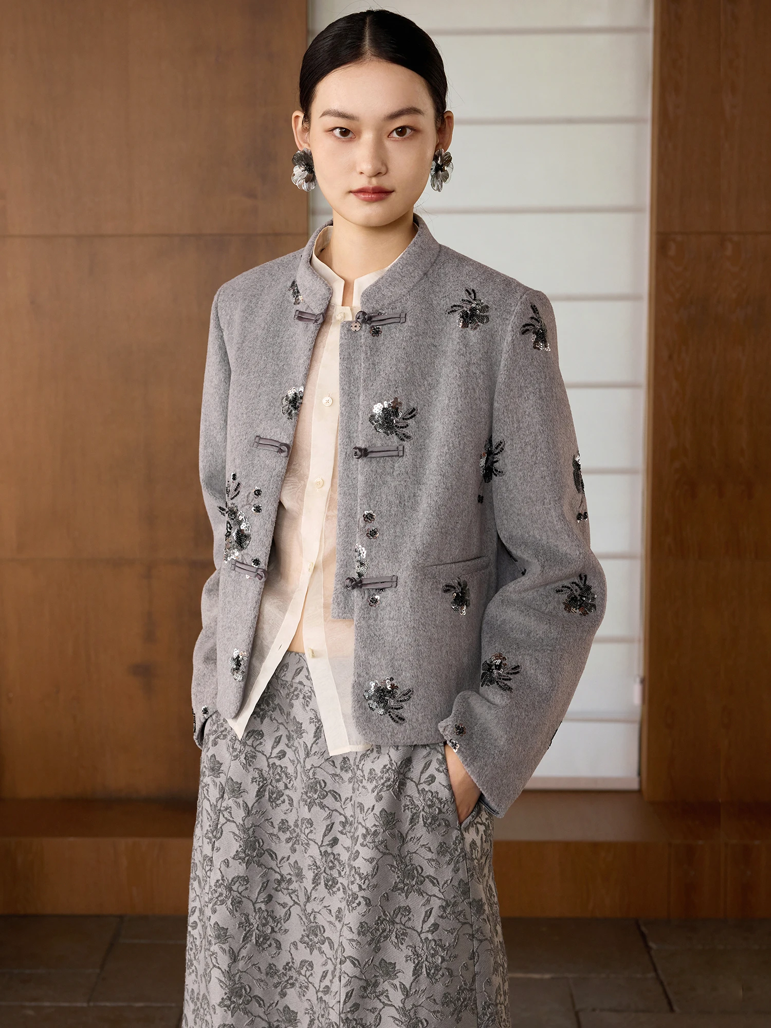 Зимнее шерстяное хлопковое пальто с жемчужной вышивкой и воротником-стойкой, короткое, в новом китайском стиле, в национальном тренде, женская мода
Зимнее шерстяное хлопковое пальто с жемчужной вышивкой и воротником-стойкой, короткое, в новом китайском стиле, в национальном тренде, женская мода