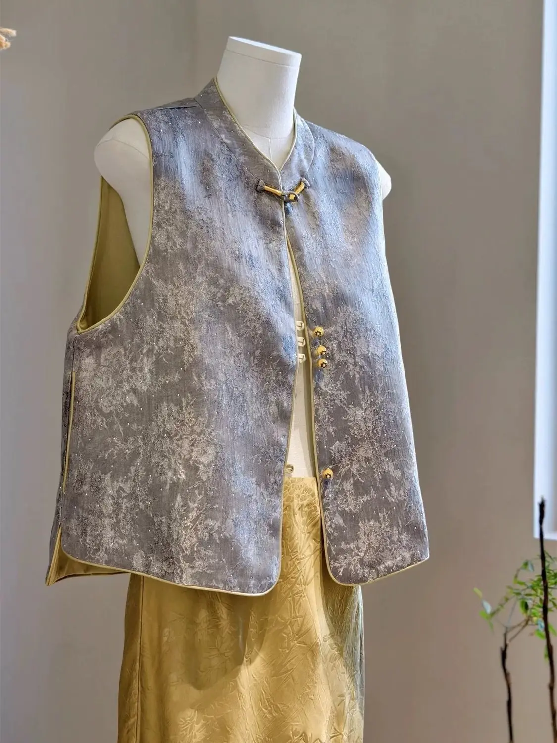 New Chinese Style Vest Temperament Gray Thin Standing Collar Spring and Autumn Outer Wear Vest Fashionable Retro Elegant Top
New Chinese Style Vest Temperament Gray Thin Standing Collar Spring and Autumn Outer Wear Vest Fashionable Retro Elegant Top