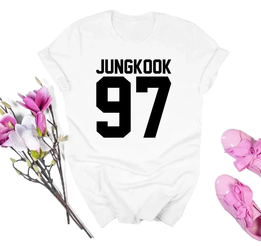 Jungkook 97 Grafische Tee Kpop Muziek Groep Shirt Jungkook Jimin Suga J-Hoop Shirts Leger Boter Футболка для фанатов женская футболка
Jungkook 97 Grafische Tee Kpop Muziek Groep Shirt Jungkook Jimin Suga J-Hoop Shirts Leger Boter Футболка для фанатов женская футболка