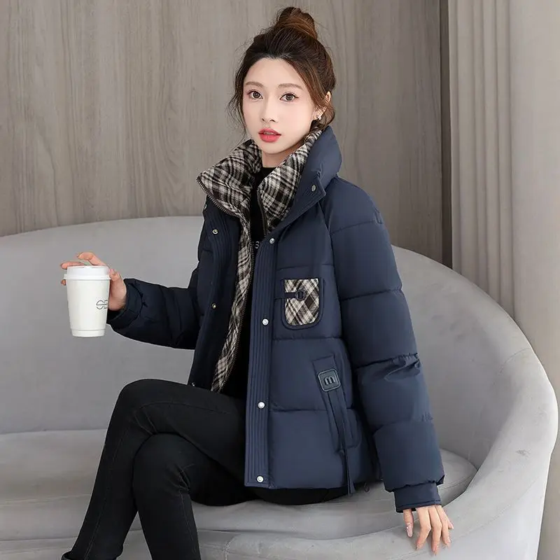 2026 Fake Two Pieces Style Cotton-padded Jacket Women's Short Parkas Winter Coat Plaid Spliced Stand-up Collar Thicken Outerwear
2026 Fake Two Pieces Style Cotton-padded Jacket Women's Short Parkas Winter Coat Plaid Spliced Stand-up Collar Thicken Outerwear
