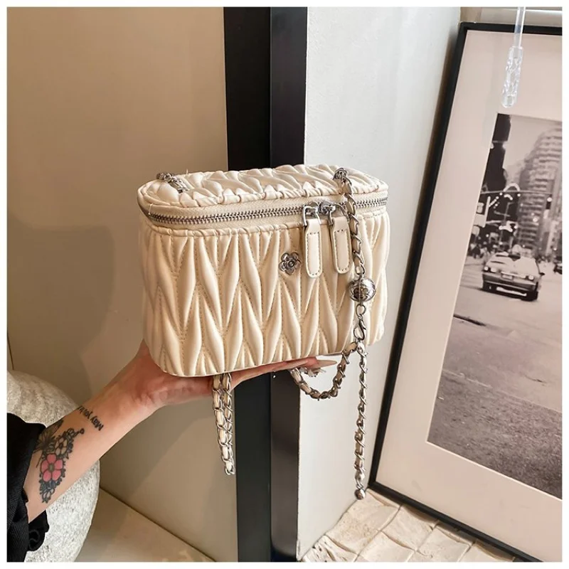 Fashionable Ladies Crossbody-Bag Made Of Curve-Printed Leather Featuring Designer Inspired Durable Vintage Style
Fashionable Ladies Crossbody-Bag Made Of Curve-Printed Leather Featuring Designer Inspired Durable Vintage Style