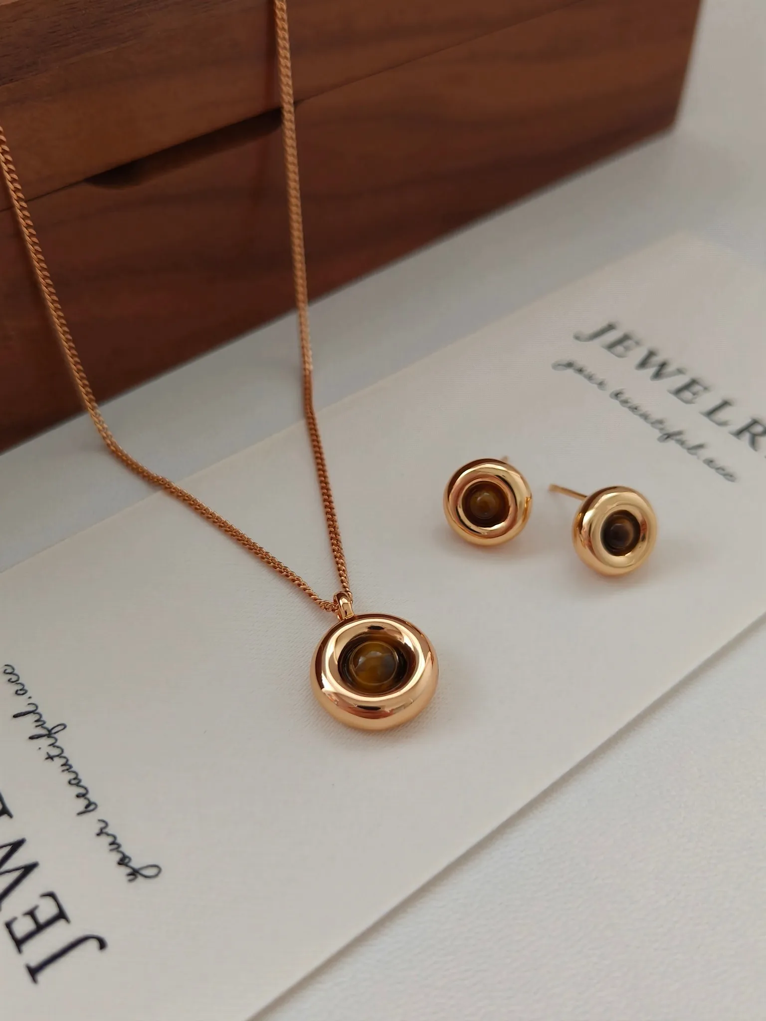 Fashion Style S925 18K Gold Plated | Tiger's Eye Stone Necklace | Chain length 40+6cm
Fashion Style S925 18K Gold Plated | Tiger's Eye Stone Necklace | Chain length 40+6cm