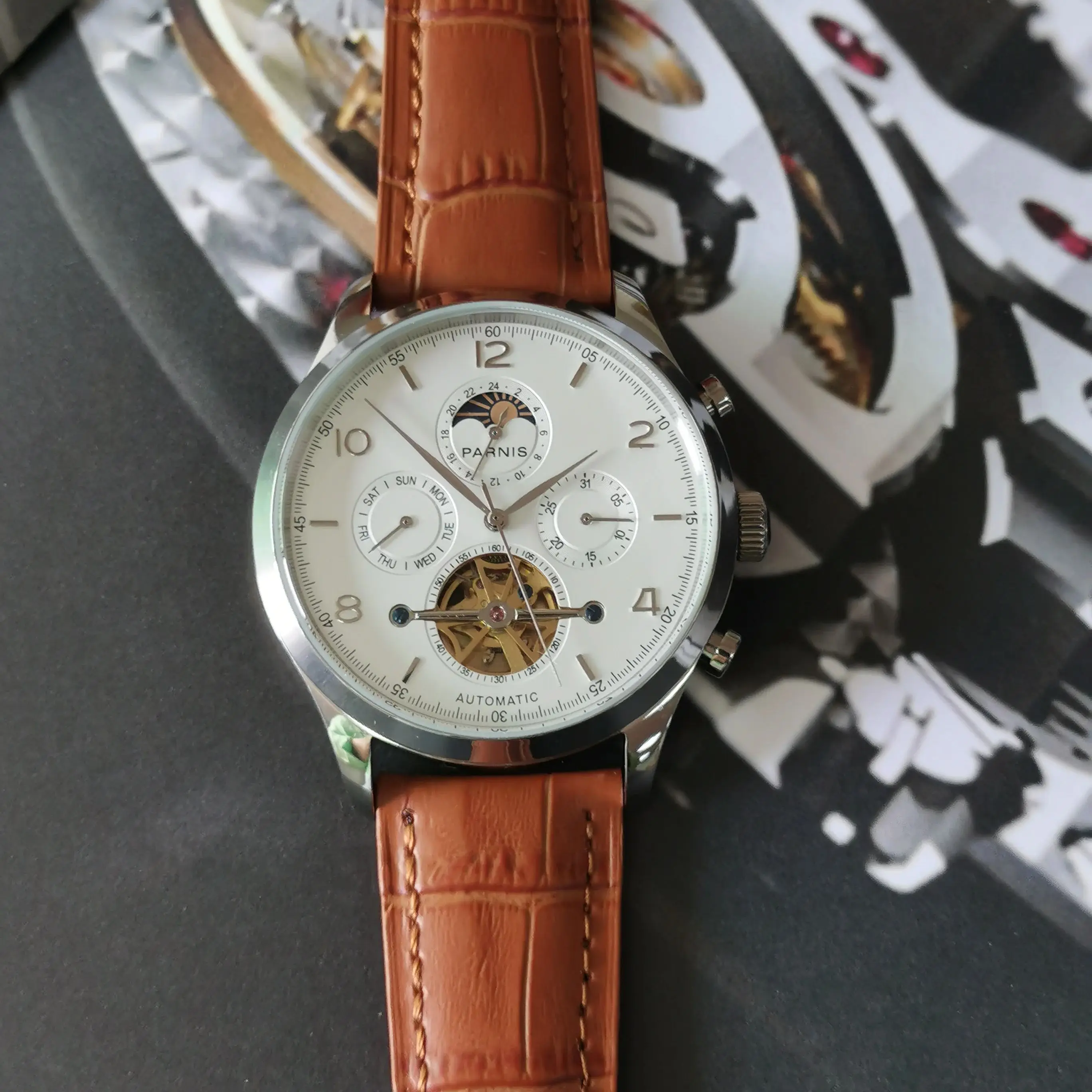 New Casual Parnis 43mm White Dial Automatic Men Watch Leather Strap Calendar JHS35 Movement Men Mechanical Watches reloj hombre
New Casual Parnis 43mm White Dial Automatic Men Watch Leather Strap Calendar JHS35 Movement Men Mechanical Watches reloj hombre