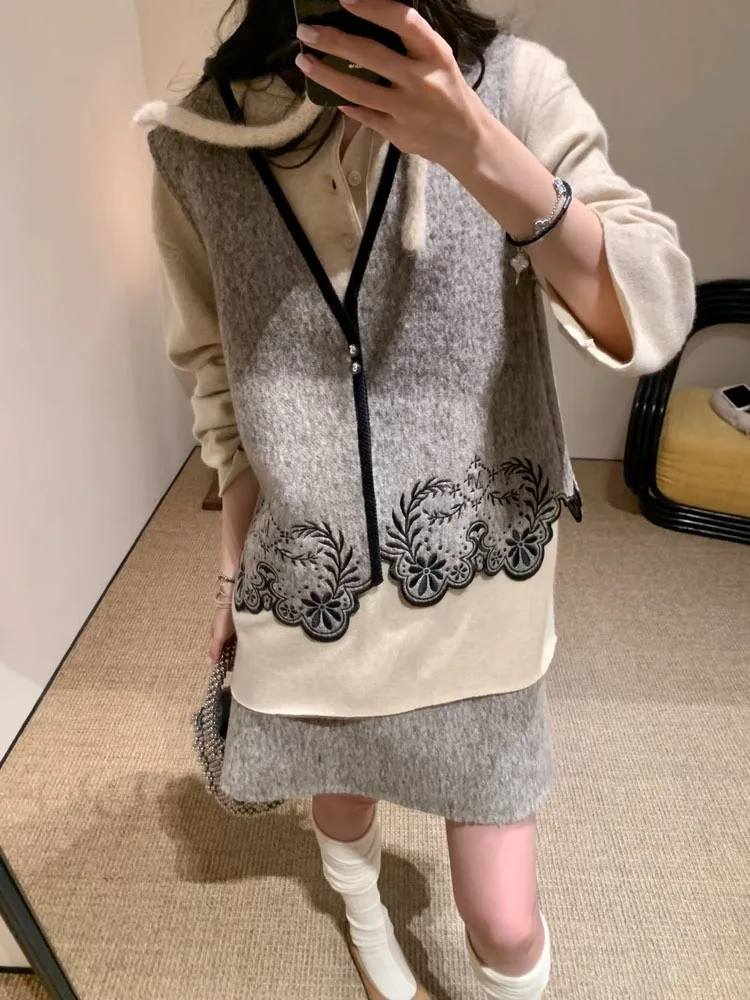 Marcha Gentle Wind Heavy Embroidery V-neck Woolen Vest Women's Outerwear Fashionable Layering Spring 2026 A-grade Safety
Marcha Gentle Wind Heavy Embroidery V-neck Woolen Vest Women's Outerwear Fashionable Layering Spring 2026 A-grade Safety