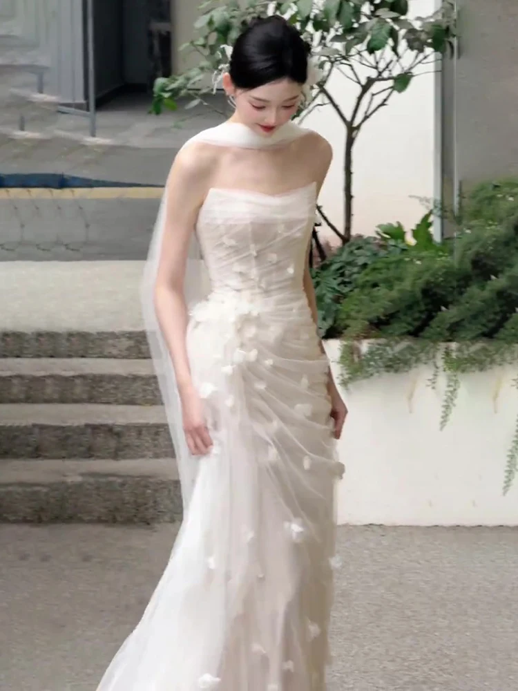 Элегантное свадебное платье с шлейфом, без бретелек, с вырезом «рыбий хвост», для фотосессий на открытом воздухе, женское, роскошное, с цветочным узором, утренний халат для свадьбы.
Элегантное свадебное платье с шлейфом, без бретелек, с вырезом «рыбий хвост», для фотосессий на открытом воздухе, женское, роскошное, с цветочным узором, утренний халат для свадьбы.