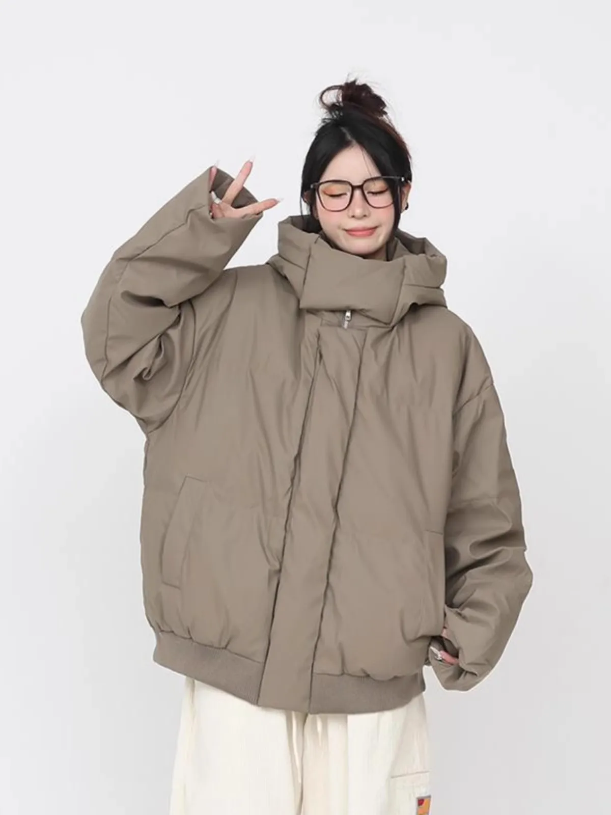 Зимняя утепленная теплая куртка с капюшоном и высоким воротником, однотонная, из искусственной кожи, на хлопковой подкладке, женская повседневная дутая куртка-пальто, верхняя одежда
Зимняя утепленная теплая куртка с капюшоном и высоким воротником, однотонная, из искусственной кожи, на хлопковой подкладке, женская повседневная дутая куртка-пальто, верхняя одежда