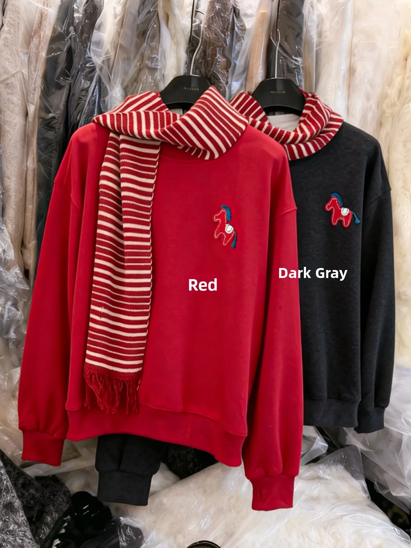 Dongda Gate Winter New Year Red Stripe Scarf Embroidered Fce Sweatirt Loose Women's Casual Long Sve round Ne Top
Dongda Gate Winter New Year Red Stripe Scarf Embroidered Fce Sweatirt Loose Women's Casual Long Sve round Ne Top